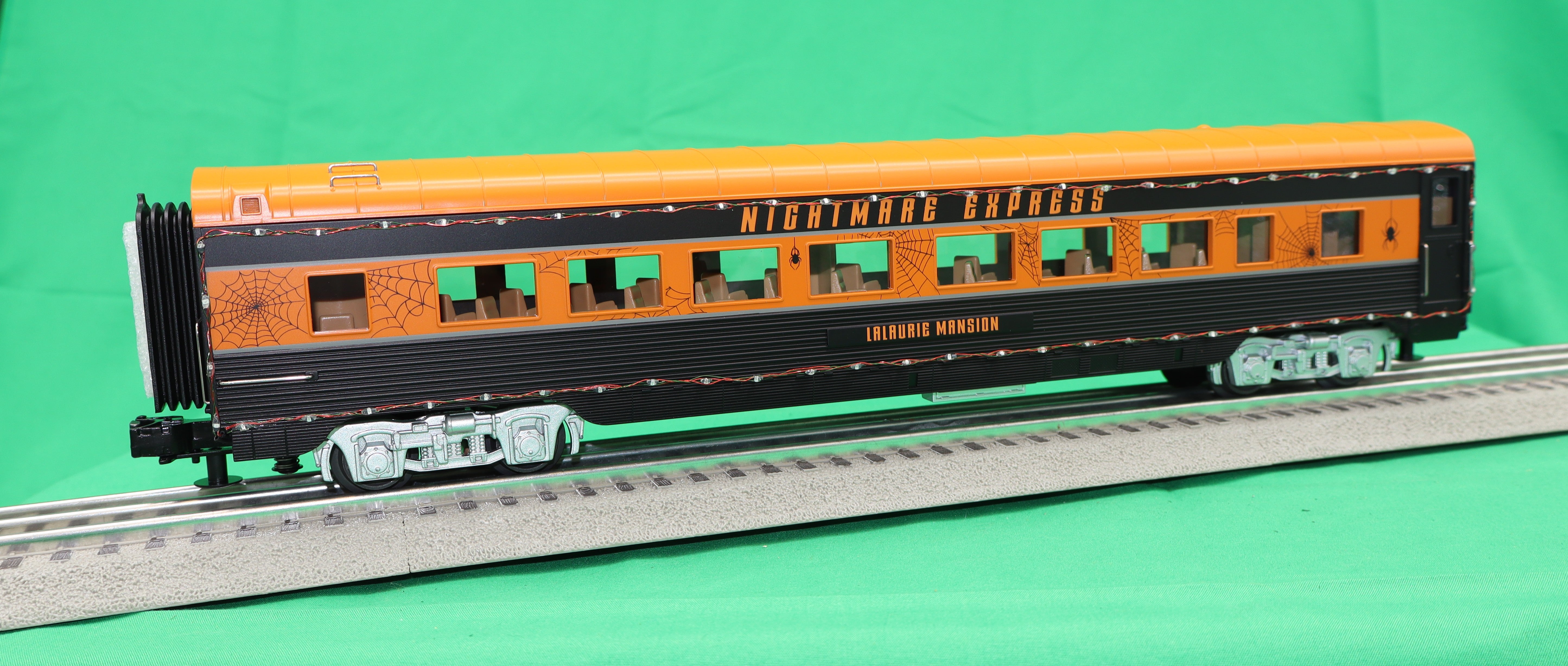 MTH 30-68284 - 60’ Streamlined Coach Car "Halloween" #LaLaurie Mansion w/ LED Lights