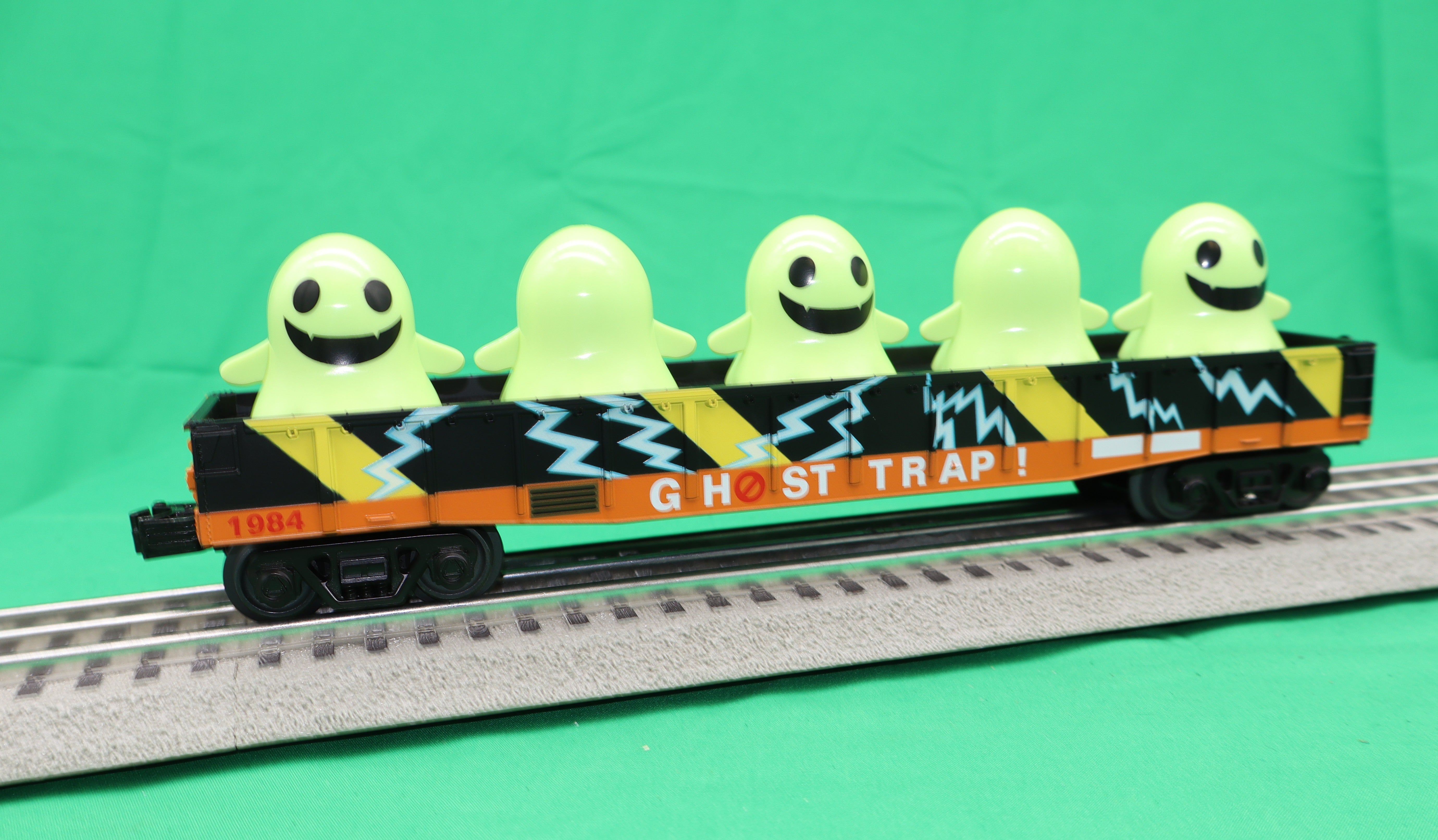 MTH 30-72256 - Gondola Car "Ghost Trap" #1984 w/ Flickering Lighted Ghosts