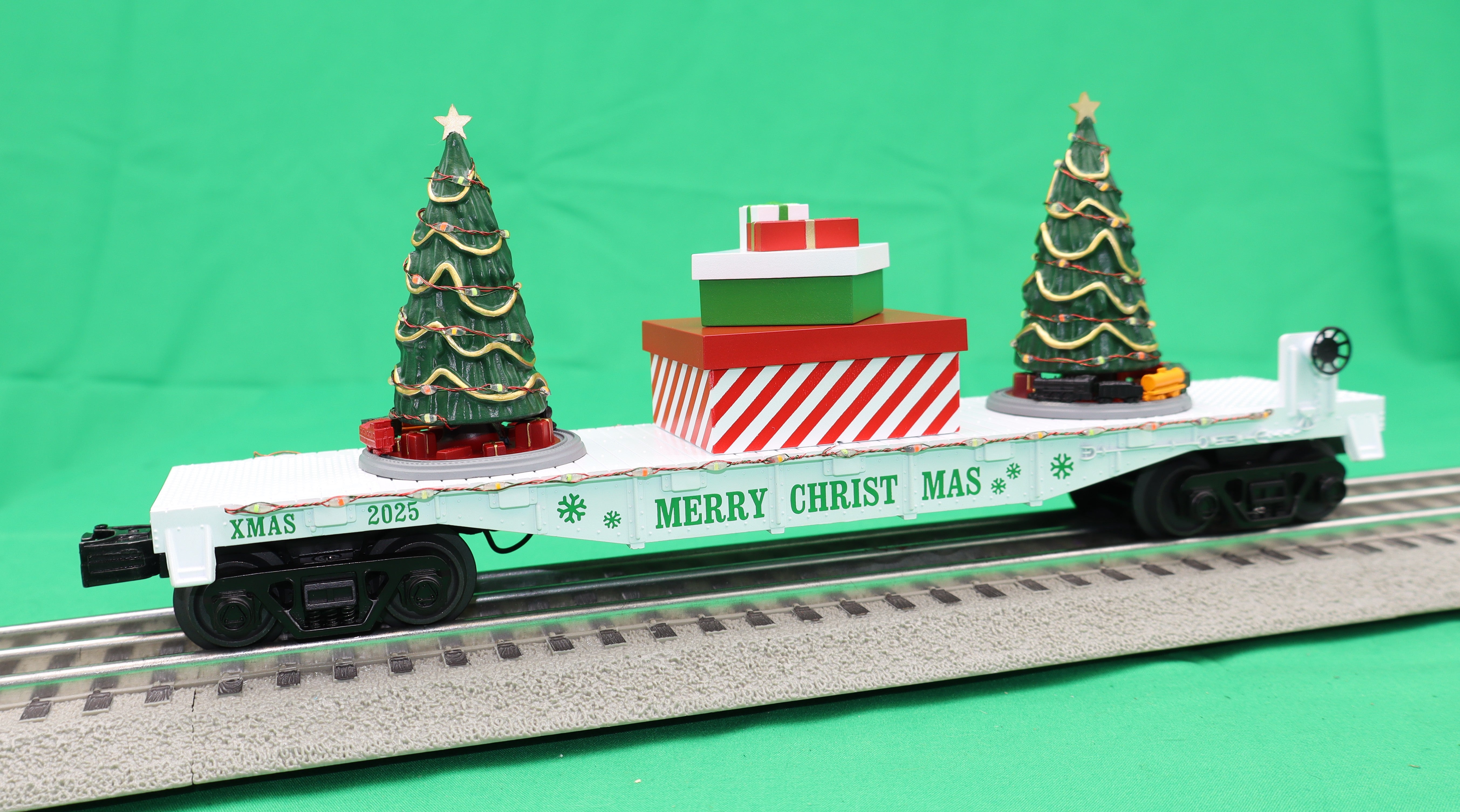 MTH 30-76944 - Flat Car "Christmas" #2025 w/ Lighted Christmas Trees