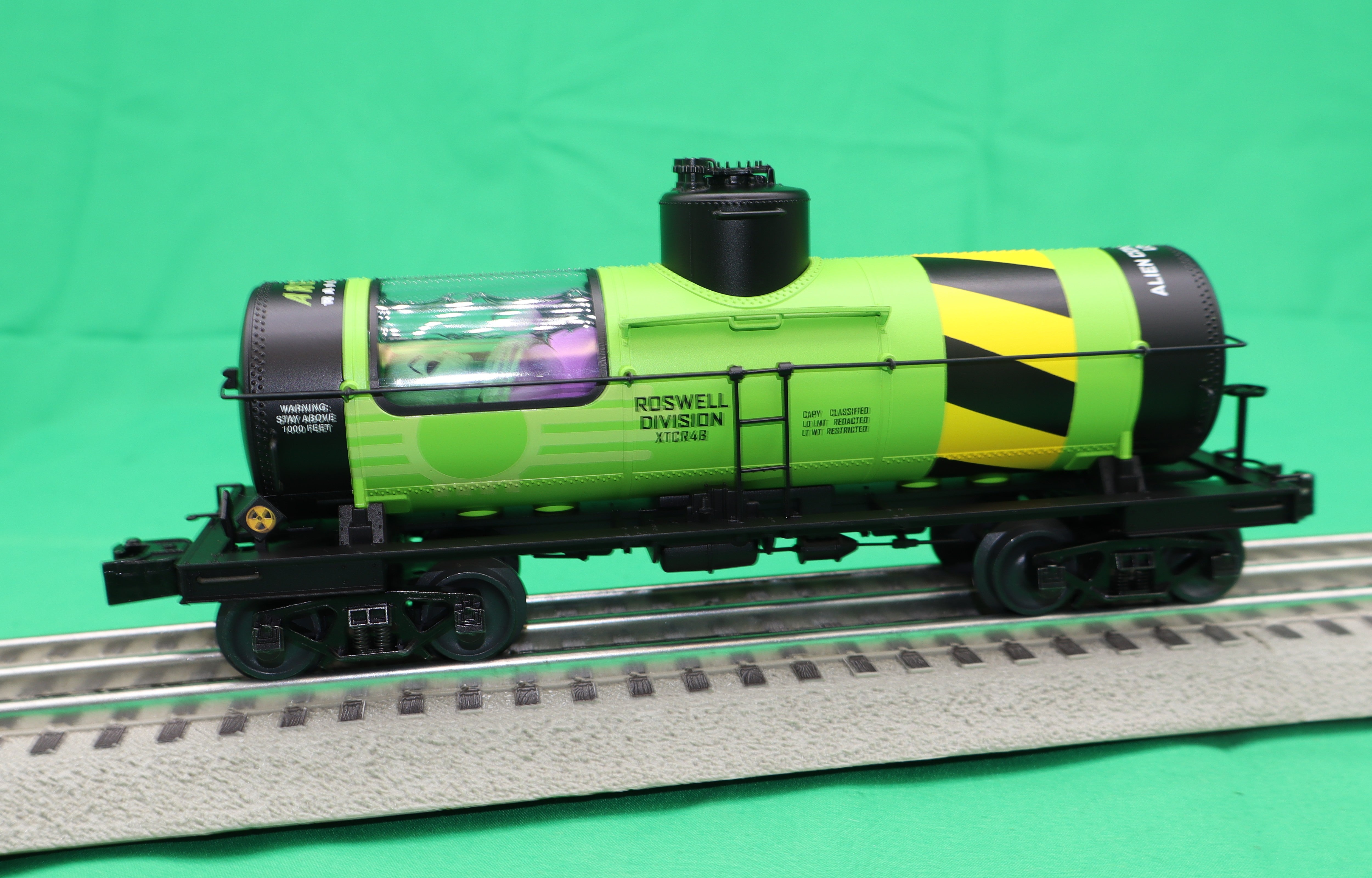 Lionel 2526230 - 8k Gallon Tank Car "Area 51" #XTCR4B