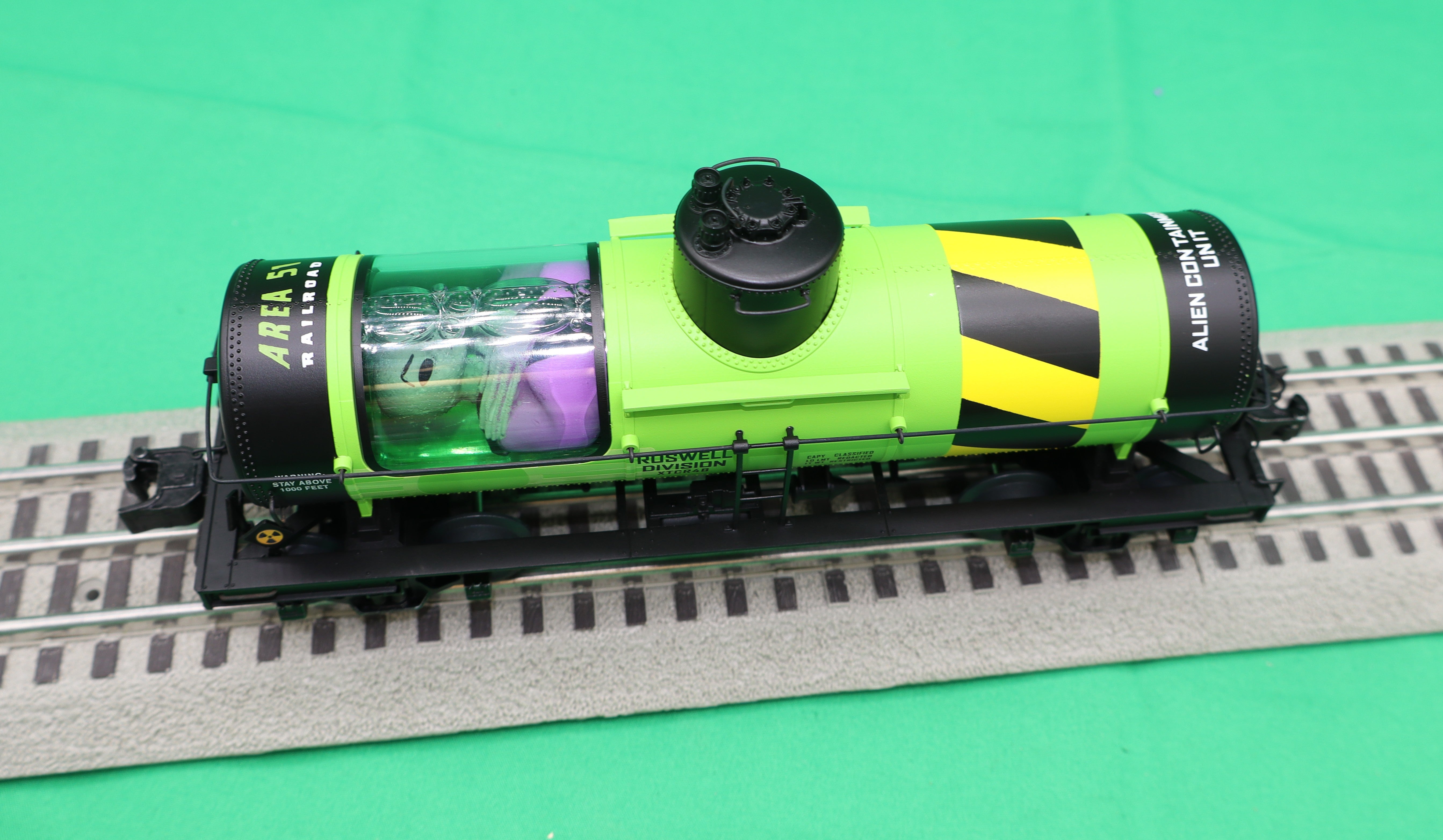 Lionel 2526230 - 8k Gallon Tank Car "Area 51" #XTCR4B