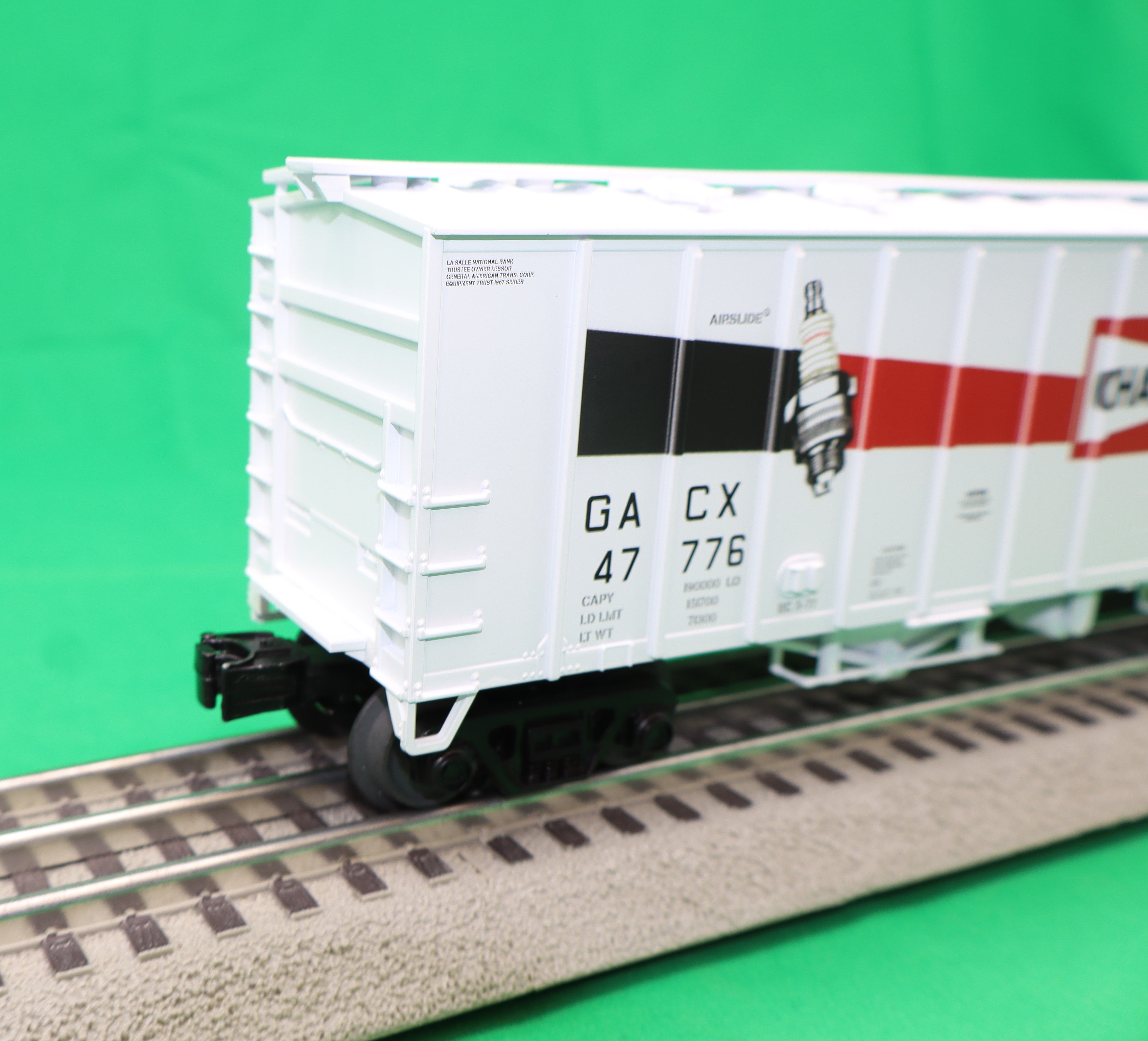 MTH 30-75764 - Airslide Hopper Car "Chamption" #47776 (Spark Plug)