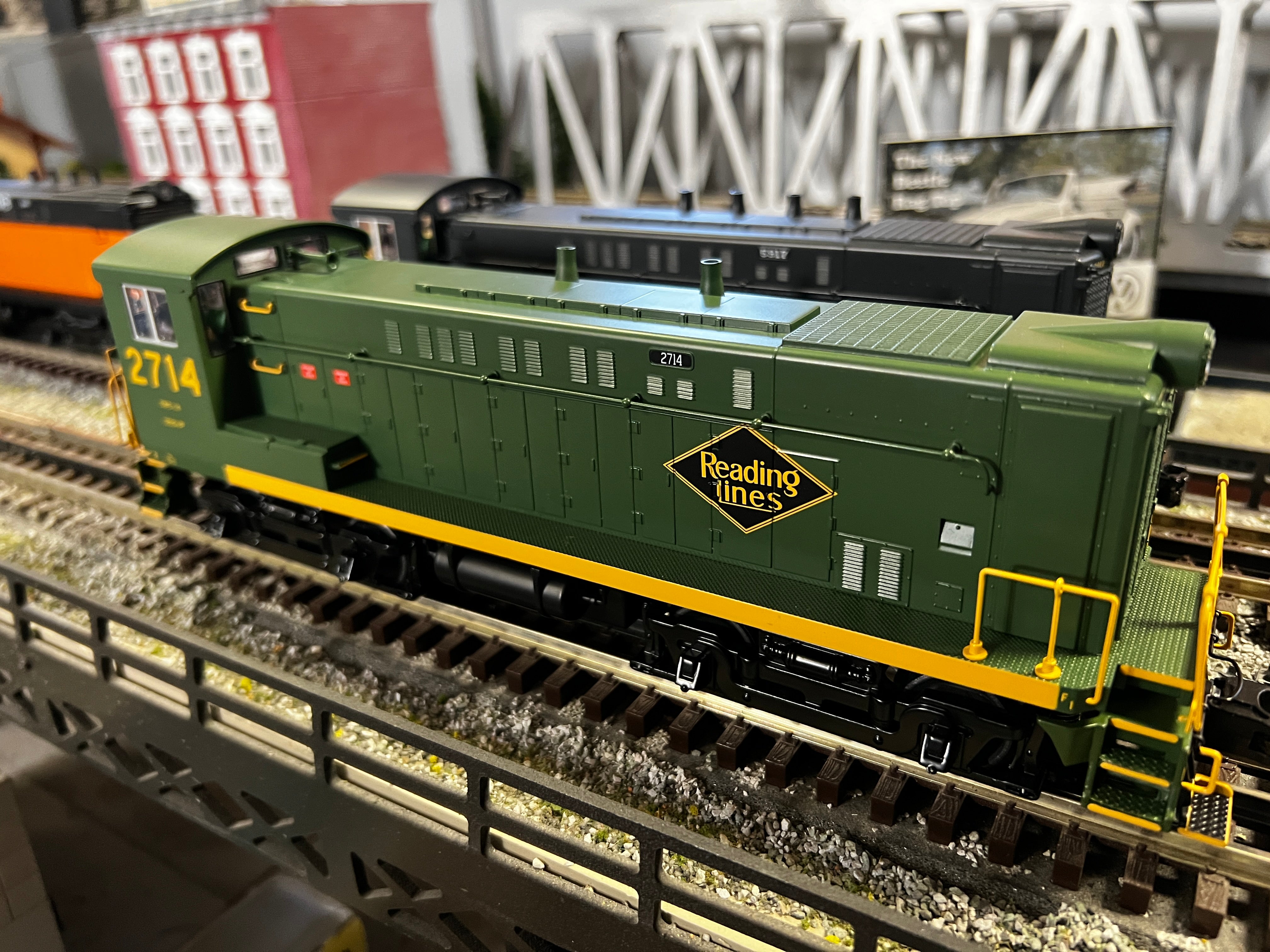 MTH 20-21609-1 - VO 1000 Diesel Engine "Reading" #2711 w/ PS3 (Hi-Rail Wheels)