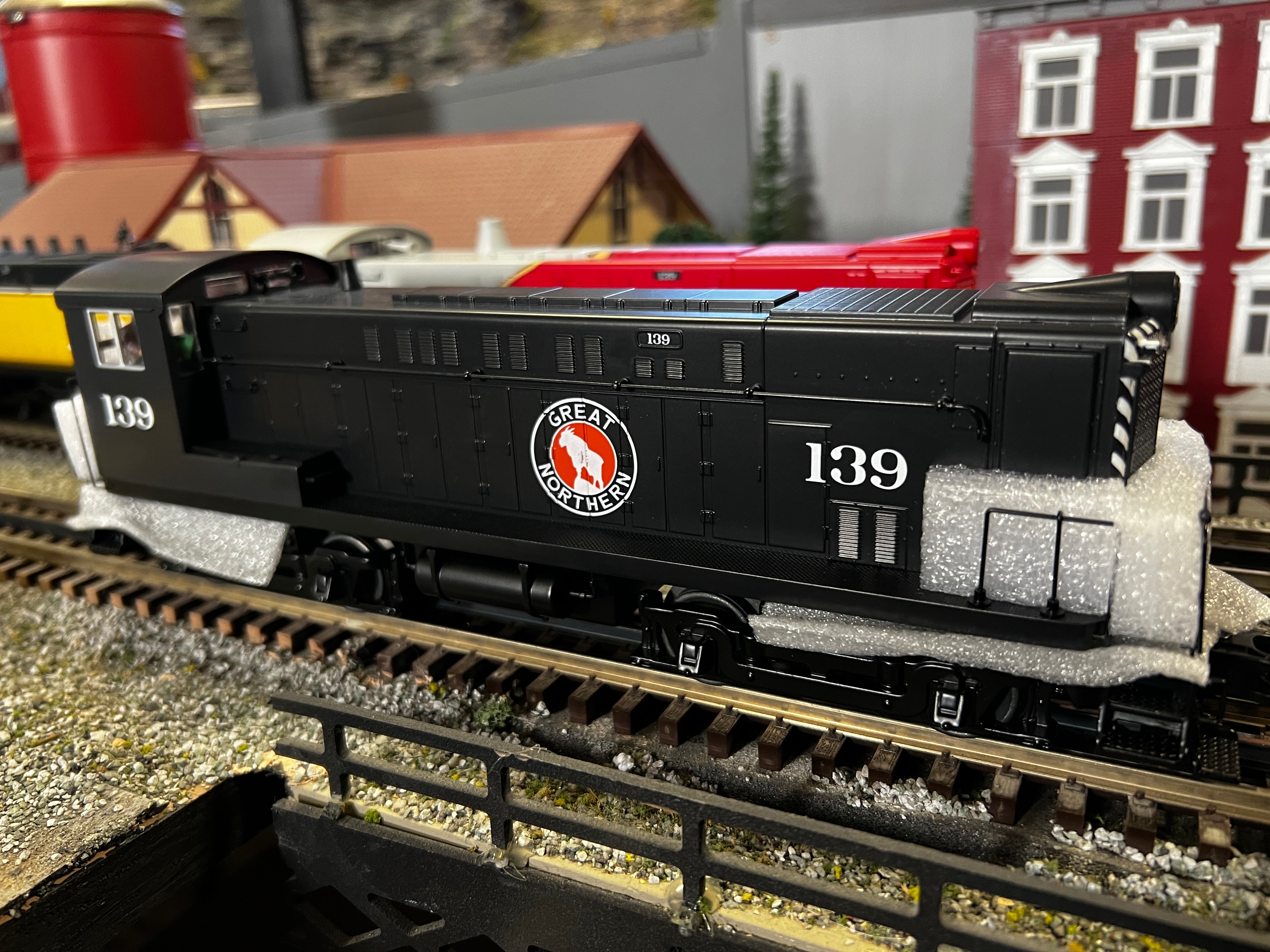 MTH 20-21606-1 - VO 1000 Diesel Engine "Great Northern" #139 w/ PS3 (Hi-Rail Wheels)