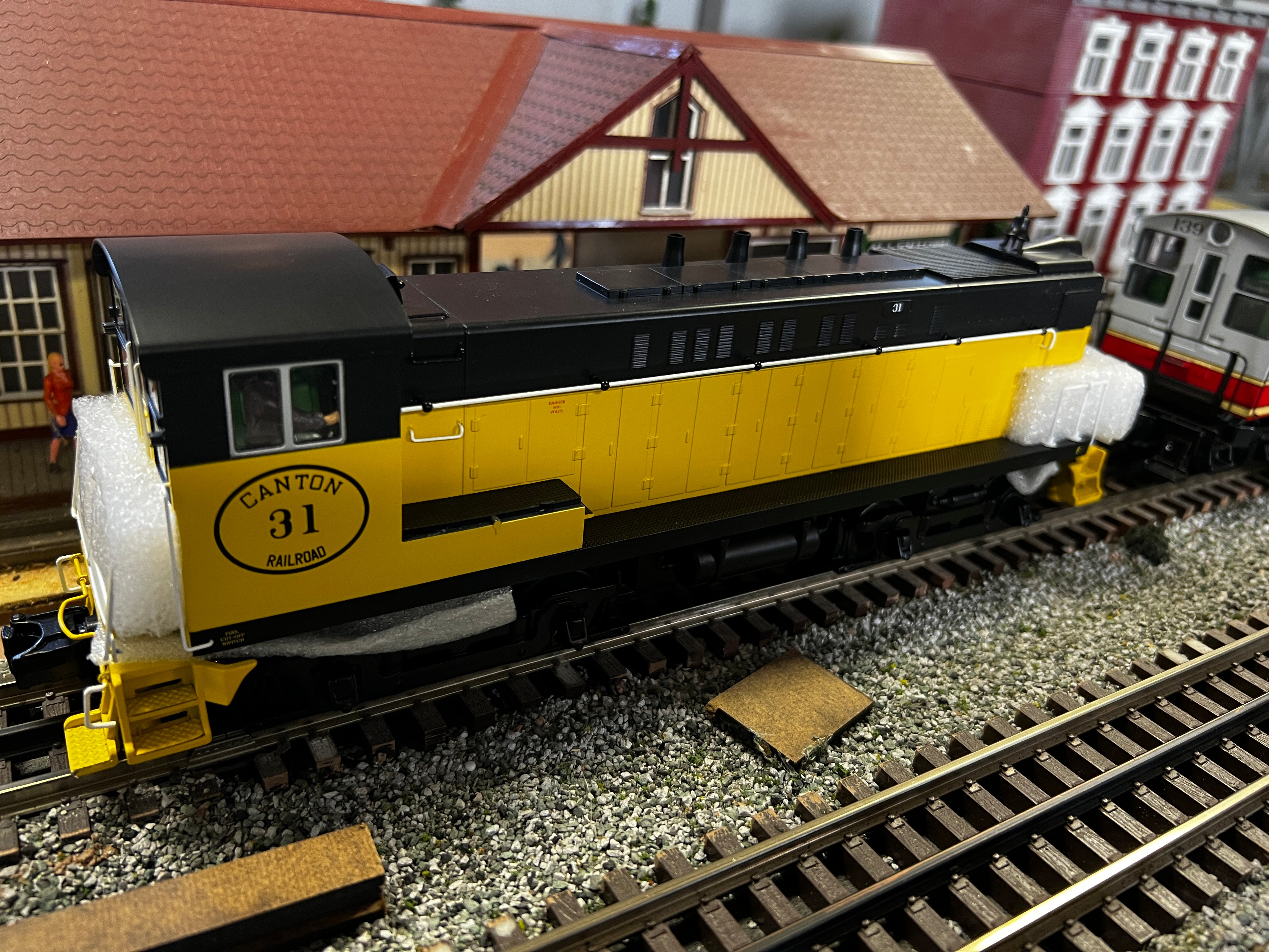 MTH 20-21604-1 - VO 1000 Diesel Engine "Canton" #32 w/ PS3 (Hi-Rail Wheels)