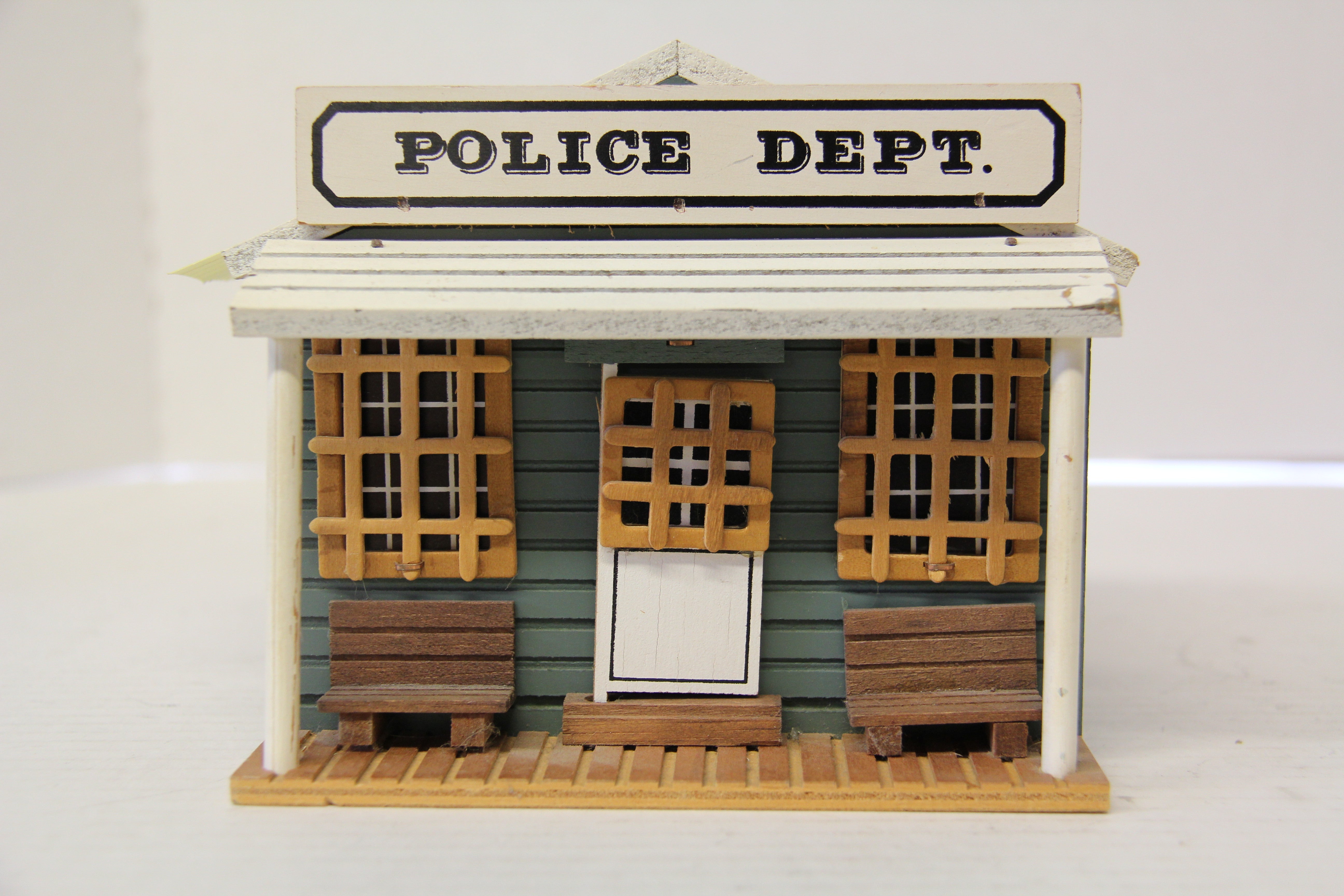 Music in Motion Police Dept Music Box-Second hand-M4697