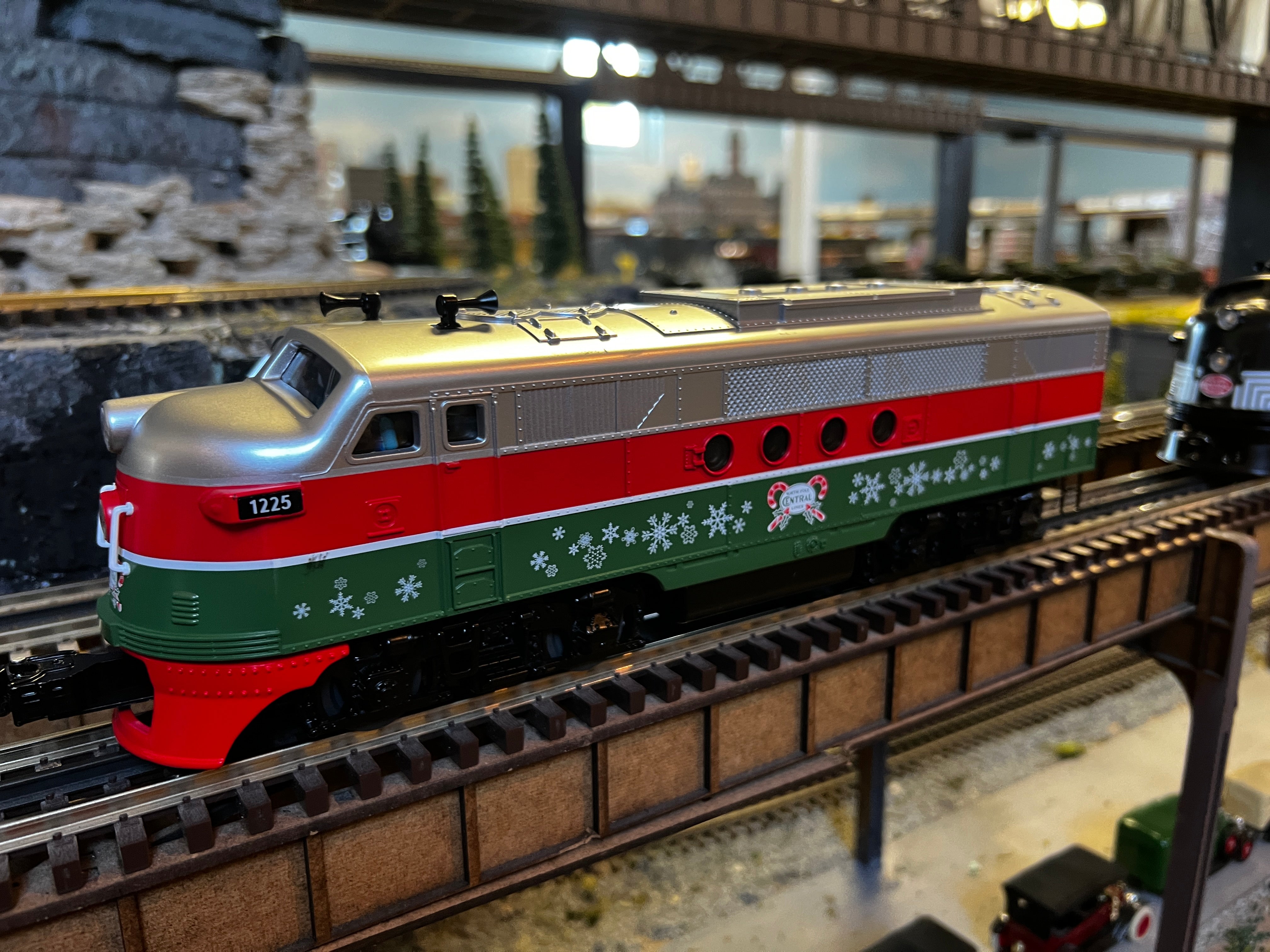 Lionel 2334120 - LionChief FT Diesel Locomotive "North Pole Central" #1225