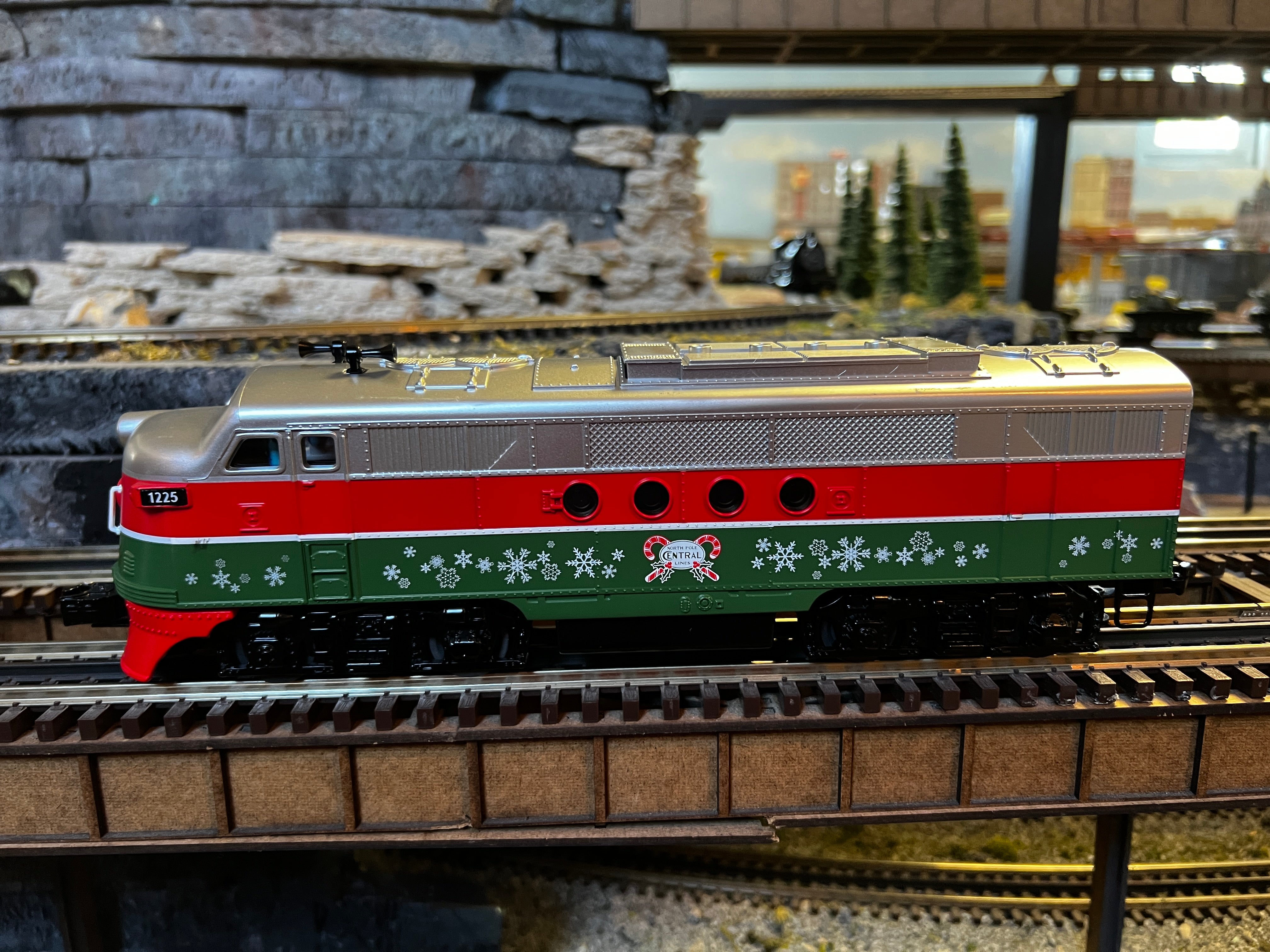 Lionel 2334120 - LionChief FT Diesel Locomotive "North Pole Central" #1225