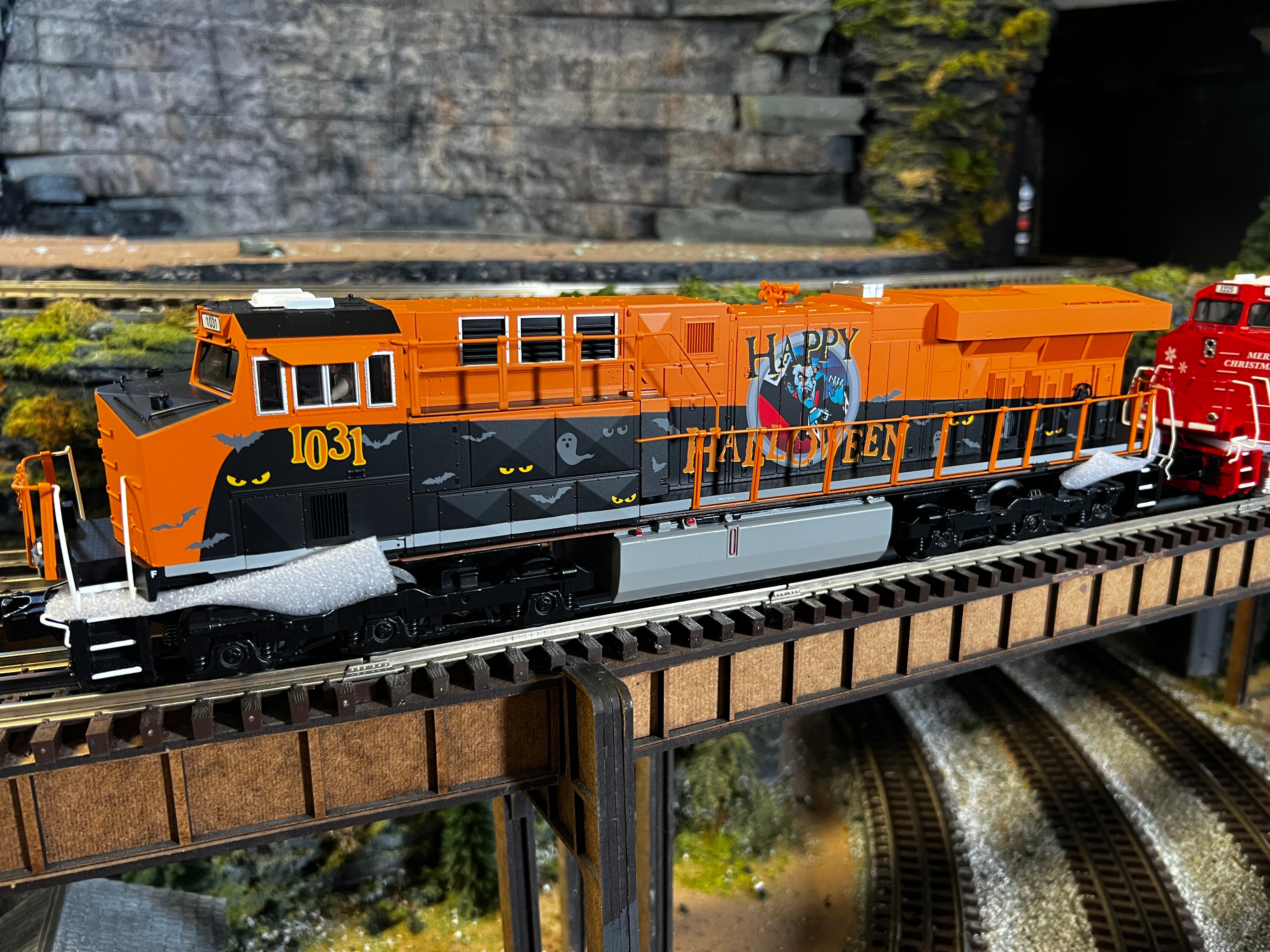 MTH 30-21156-1 - ES44AC Diesel Engine "Halloween" #1031 w/ PS3