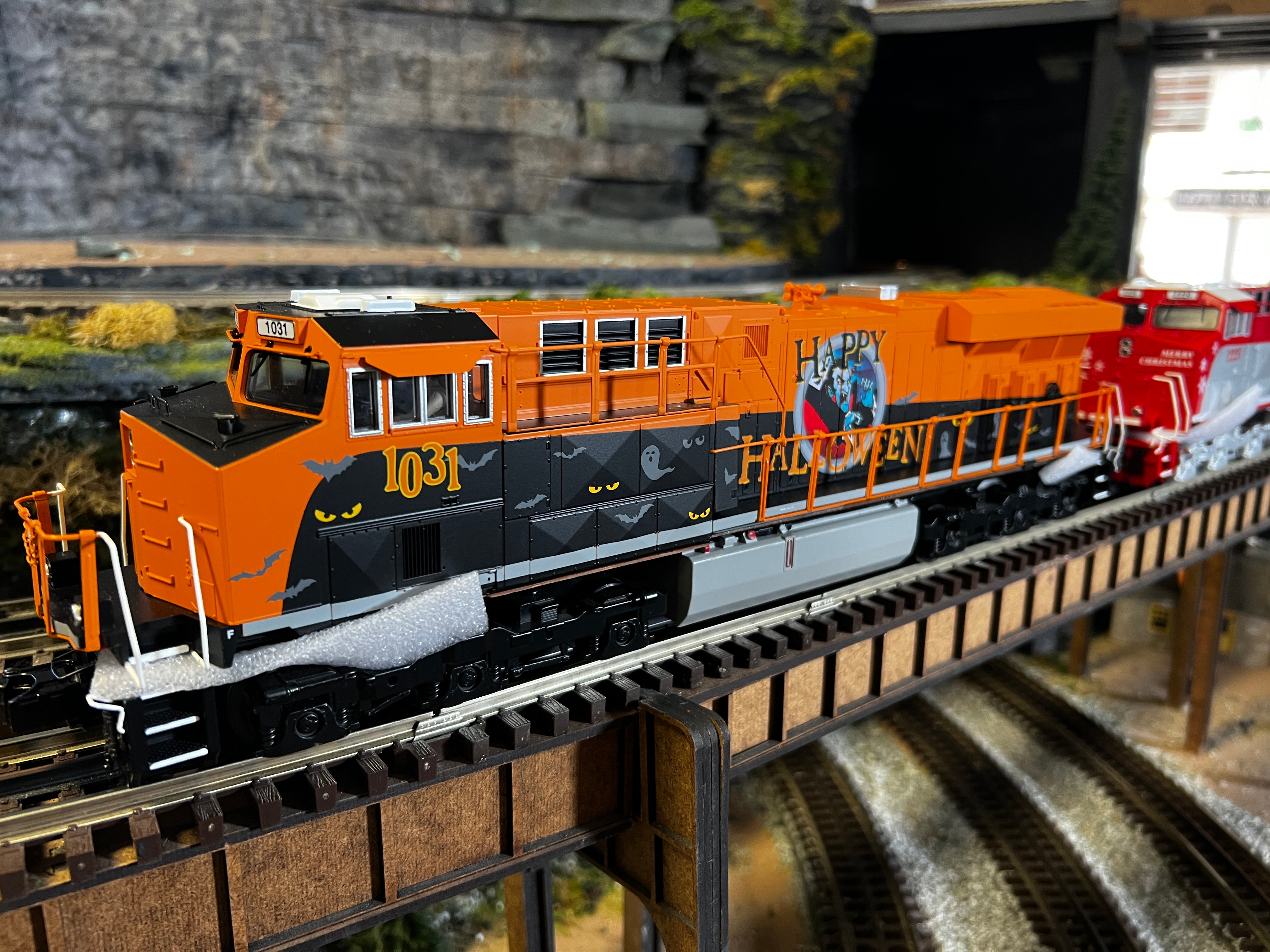 MTH 30-21156-1 - ES44AC Diesel Engine "Halloween" #1031 w/ PS3