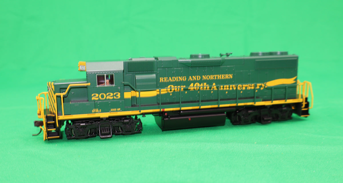 Atlas HO 10004580 - Trainman - Gold - GP38-2 Diesel Locomotive "Reading & Northern" #2023 (40th Anniversary)