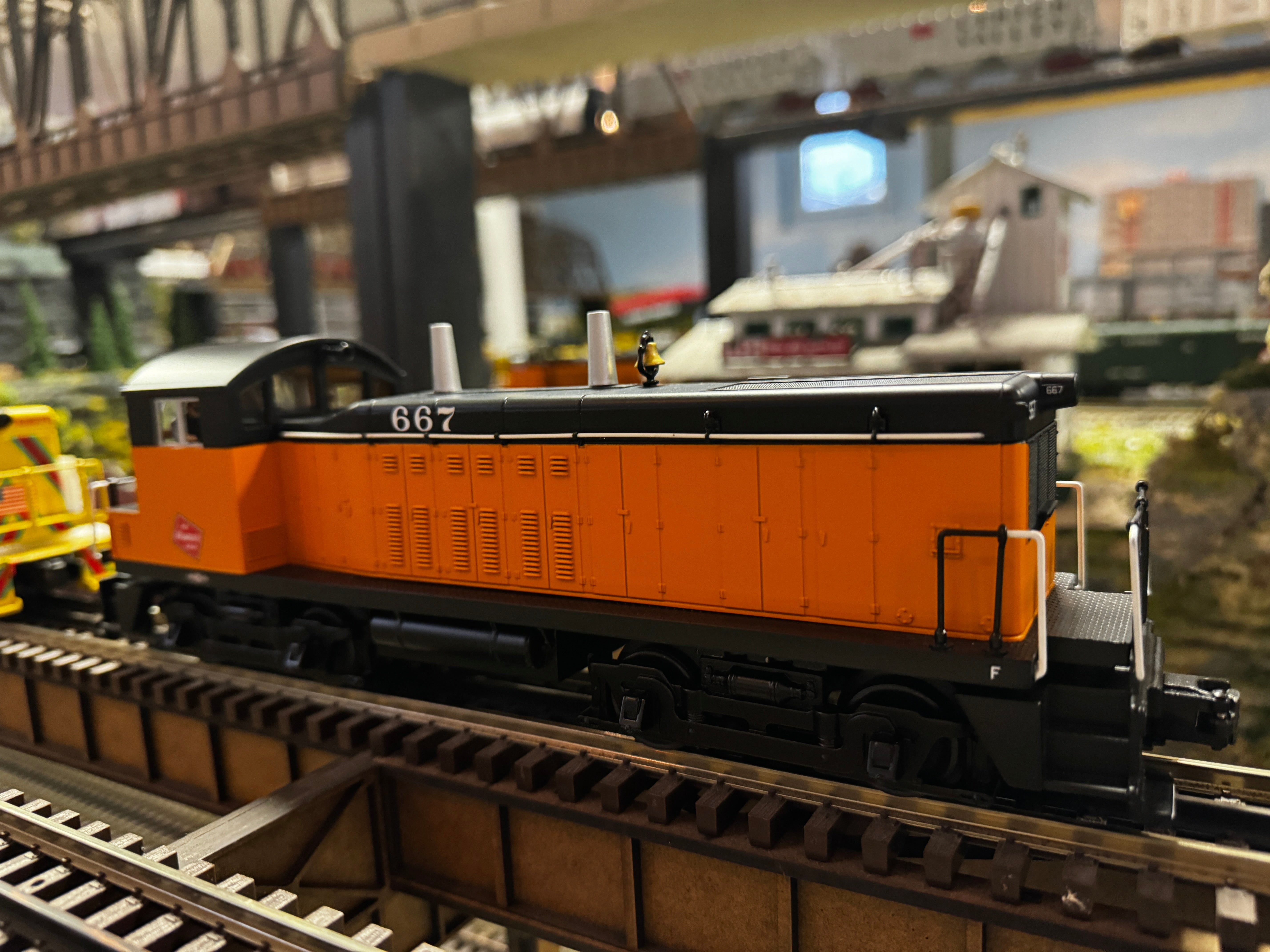 MTH 30-21135-1 - EMD NW-2 Switcher Diesel Engine "Milwaukee Road" #667 w/ PS3