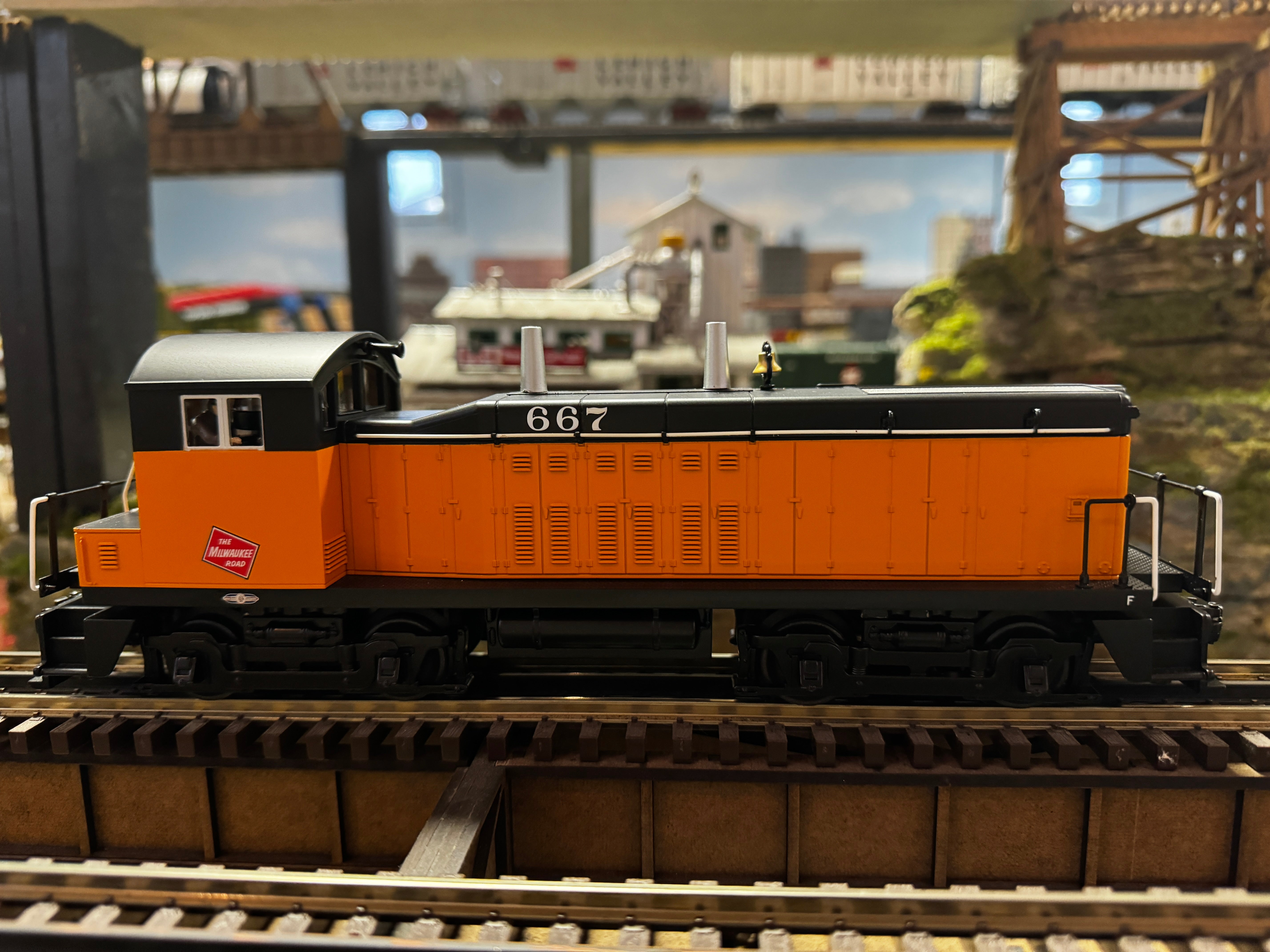 MTH 30-21135-1 - EMD NW-2 Switcher Diesel Engine "Milwaukee Road" #667 w/ PS3