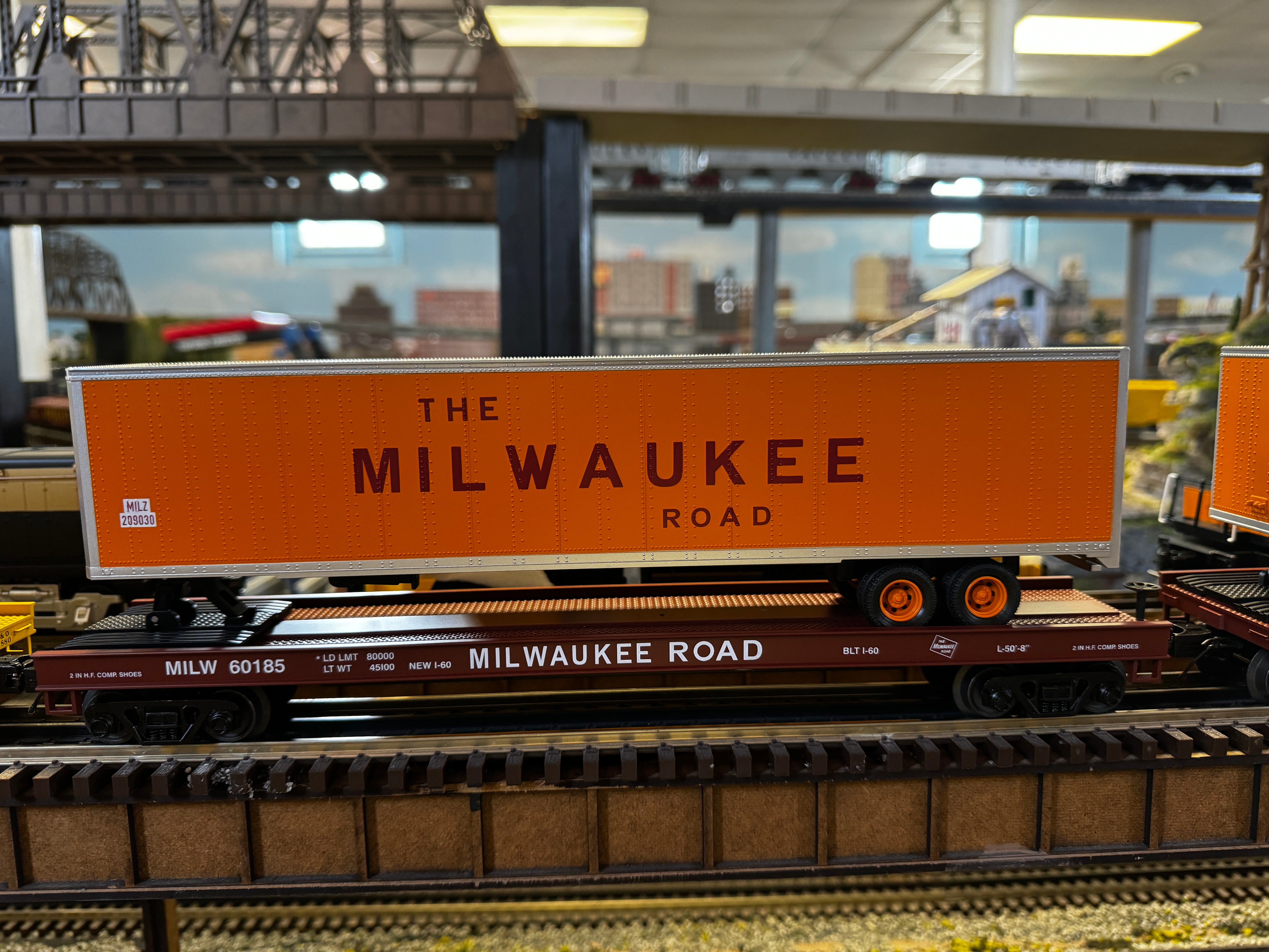 MTH 20-95650 - Flat Car "Milwaukee Road" #60185 w/ 48' Trailer - Custom Run for MrMuffin'sTrains