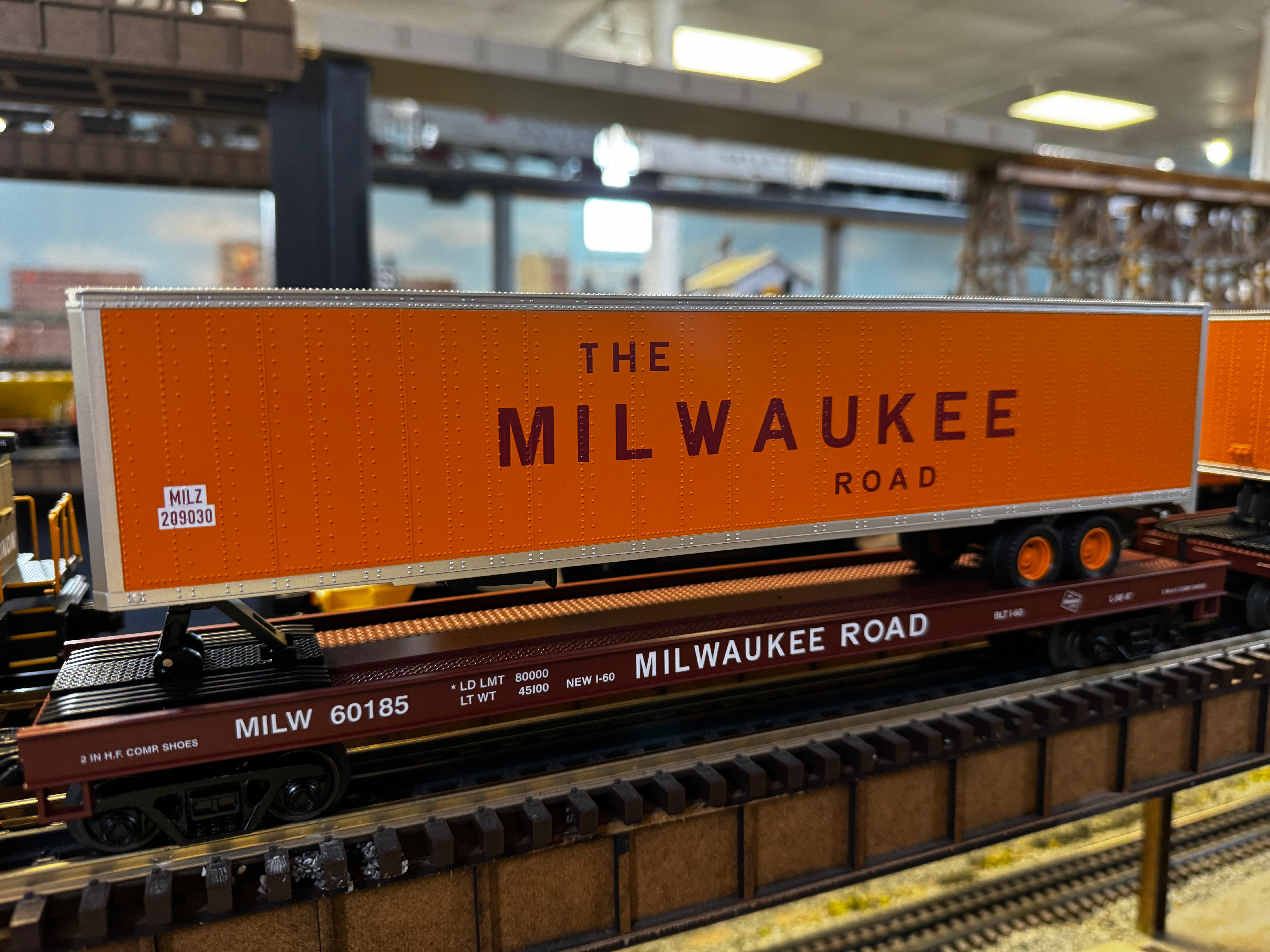 MTH 20-95650 - Flat Car "Milwaukee Road" #60185 w/ 48' Trailer - Custom Run for MrMuffin'sTrains