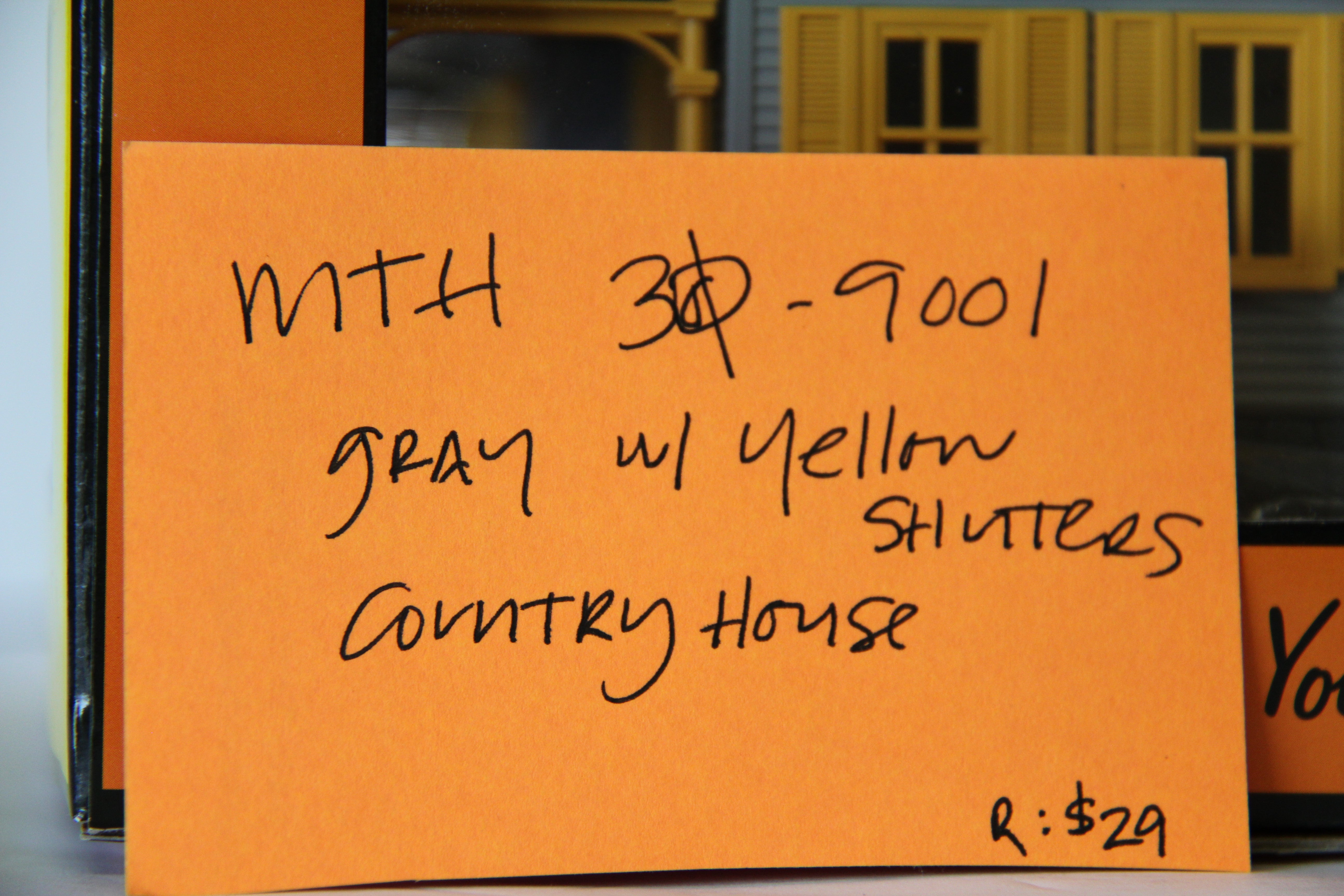 Rail King 30-9001 Country House (Gray w/ Yellow Shutters)-Second hand-M6862