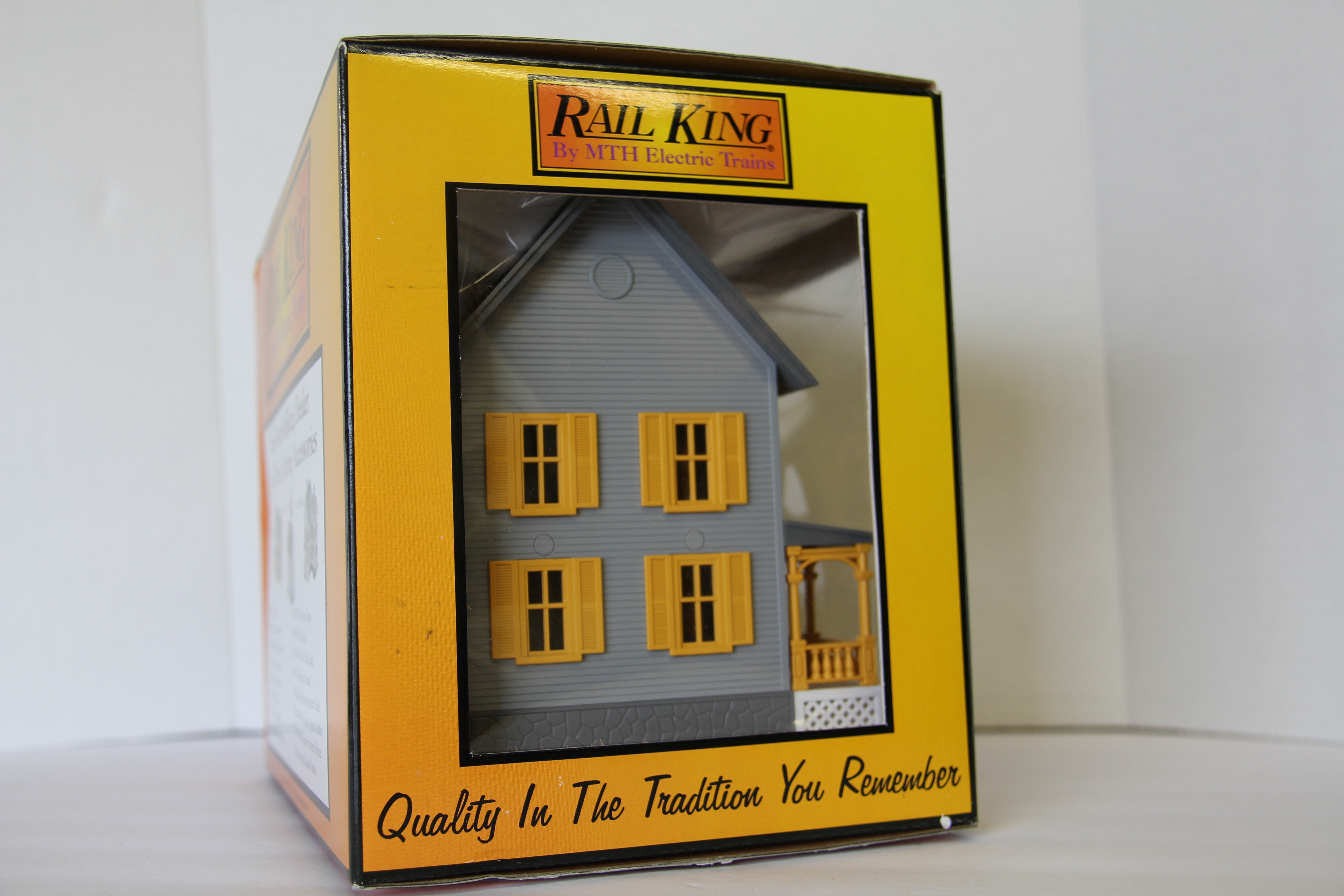 Rail King 30-9001 Country House (Gray w/ Yellow Shutters)-Second hand-M6862