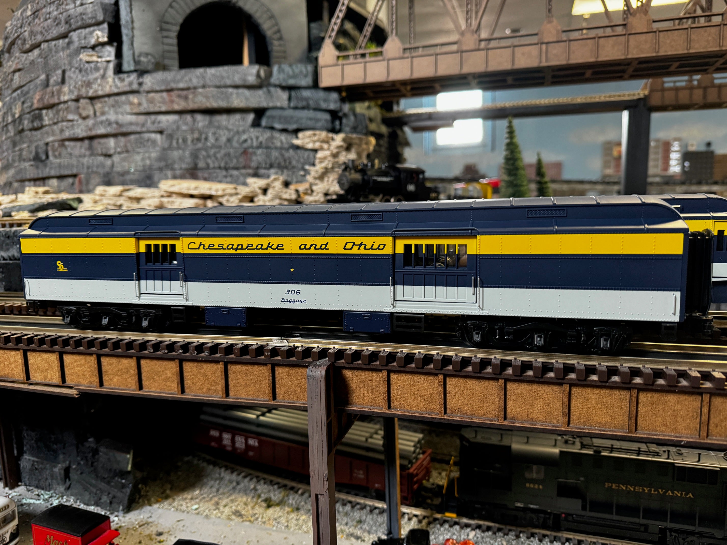 Lionel 2327010 - 18" Passenger Car "Chesapeake & Ohio" (2-Car) Set A #306/#711