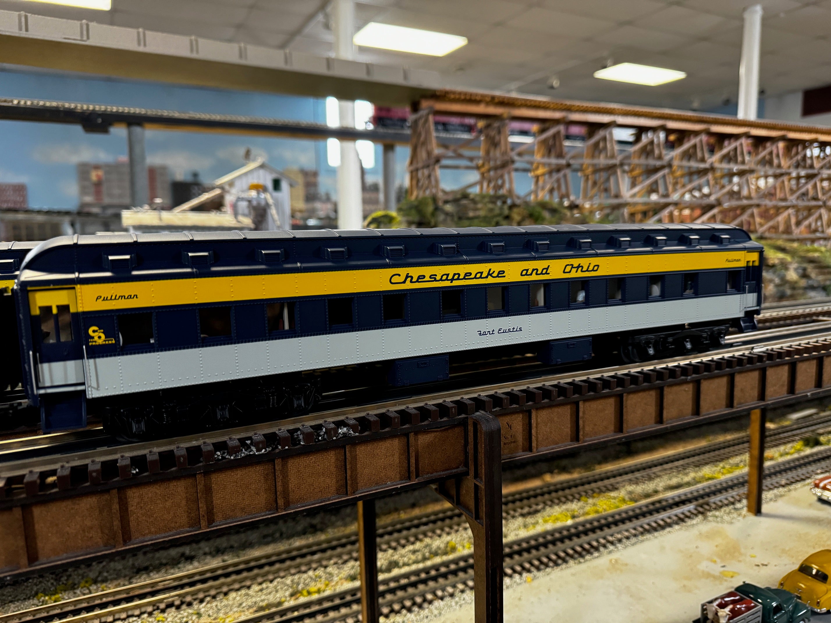 Lionel 2327030 - 18" Passenger Car "Chesapeake & Ohio" (2-Car) Set C #FORT EUSTIS/#2