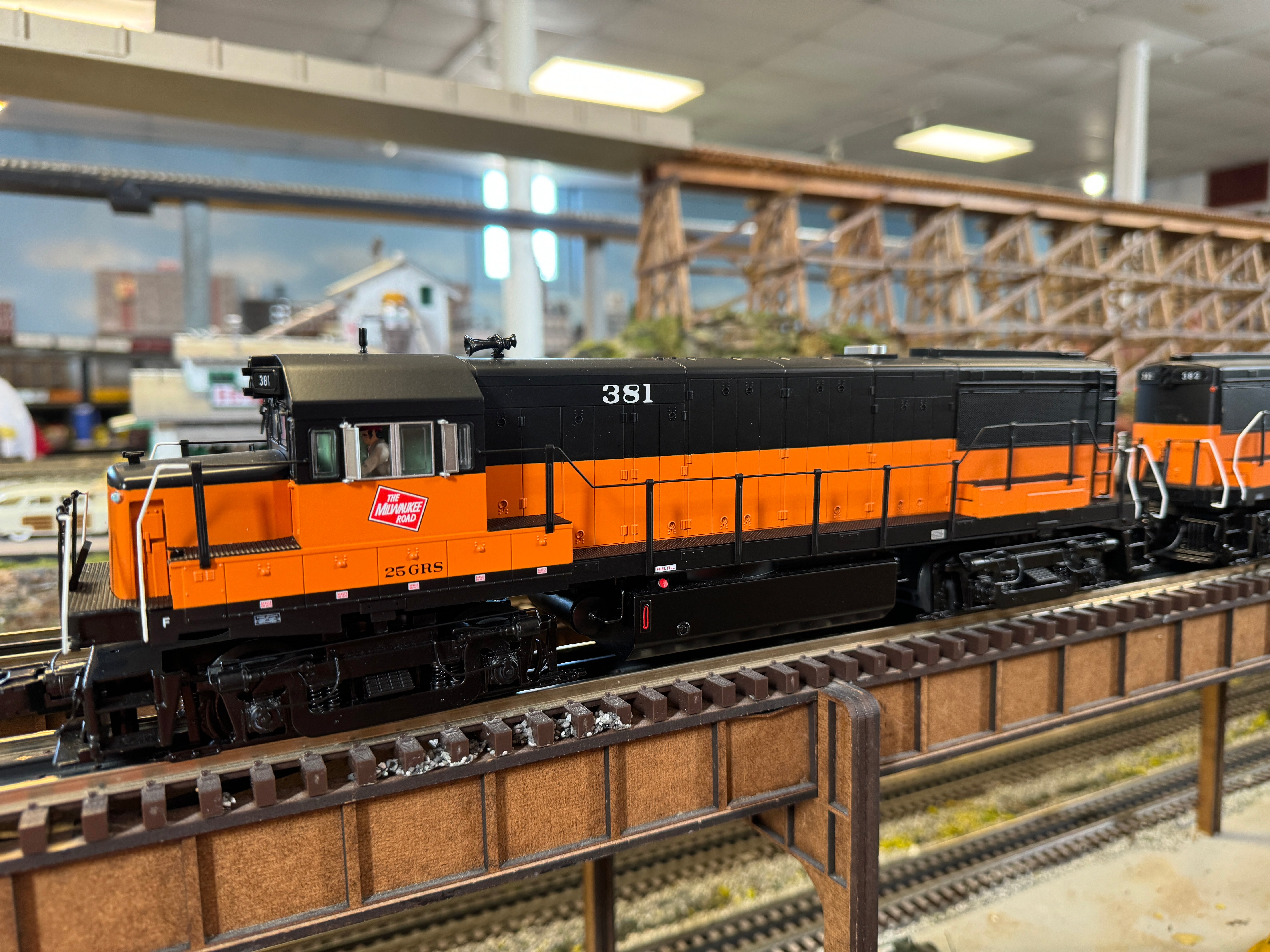 MTH 20-21856-1 - U25B Diesel Engine "Milwaukee Road" #381 w/ PS3 - Custom Run for MrMuffin'sTrains
