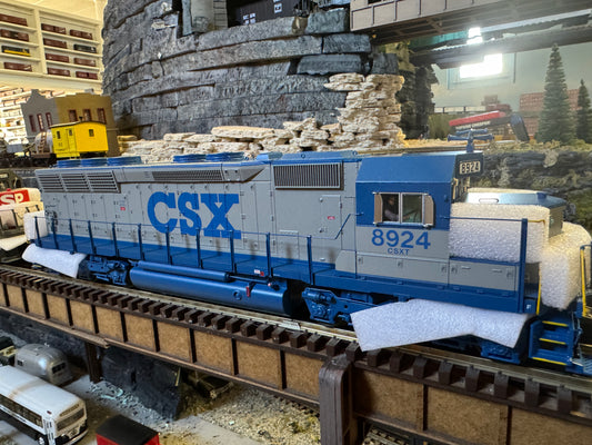 Atlas O 30138263 - Premier - SD45 Diesel Locomotive "CSX" #8924 w/ PS3 - MrMuffin'sTrains