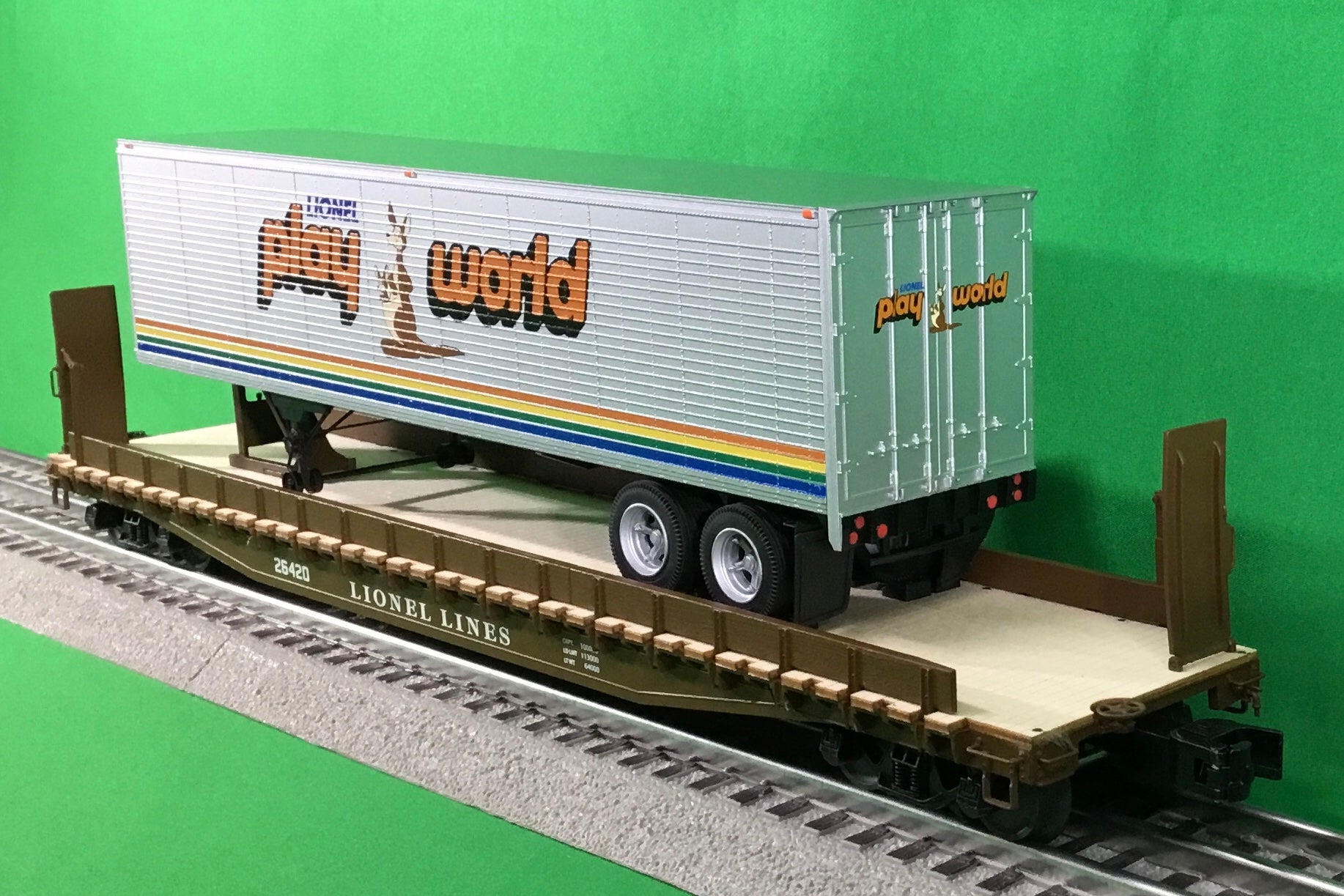 Lionel 2326420 - 50' Flatcar "Lionel Lines" w/ Lionel Play World Trailer