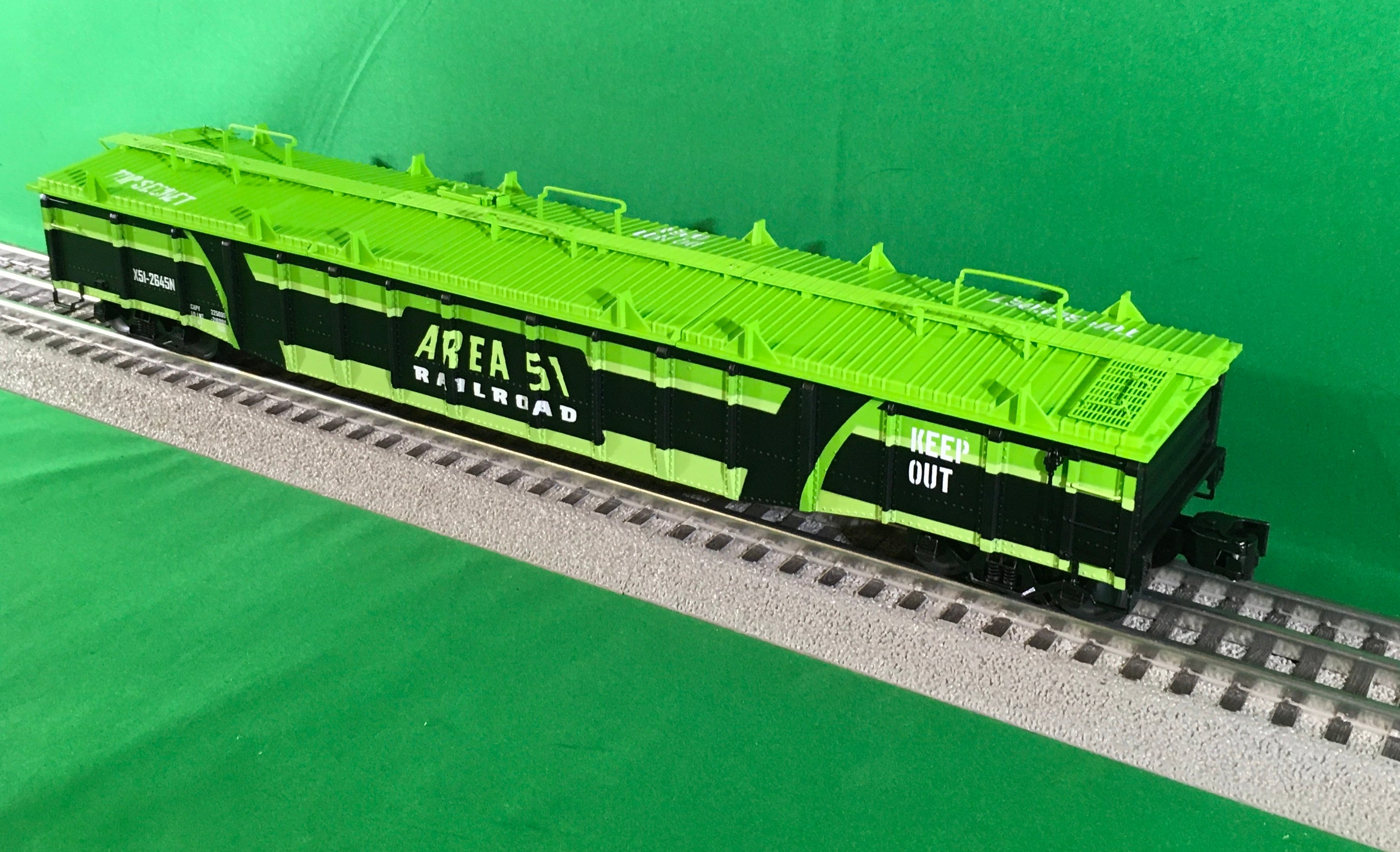 Lionel 2426240 - PS-5 Gondola "Area 51" w/ Cover #X51-2645N