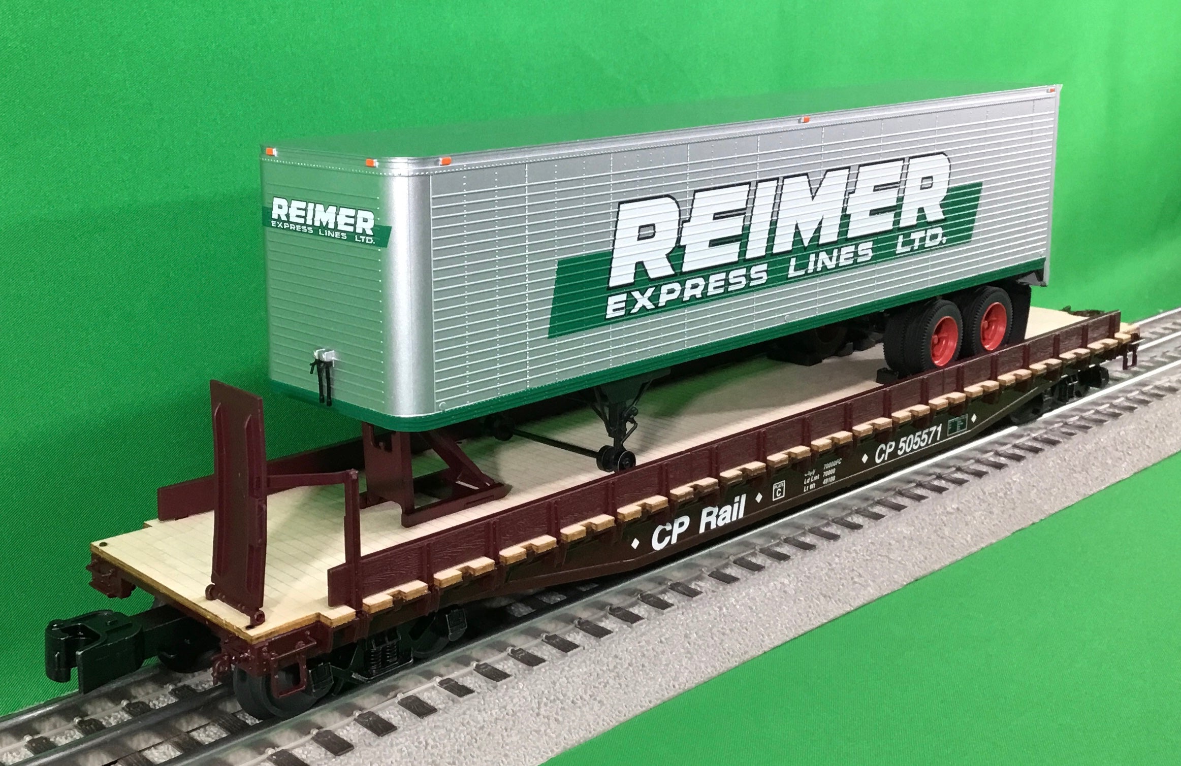 Lionel 2326380 - 50' Flatcar "Canadian Pacific" w/ Reimer Trailer