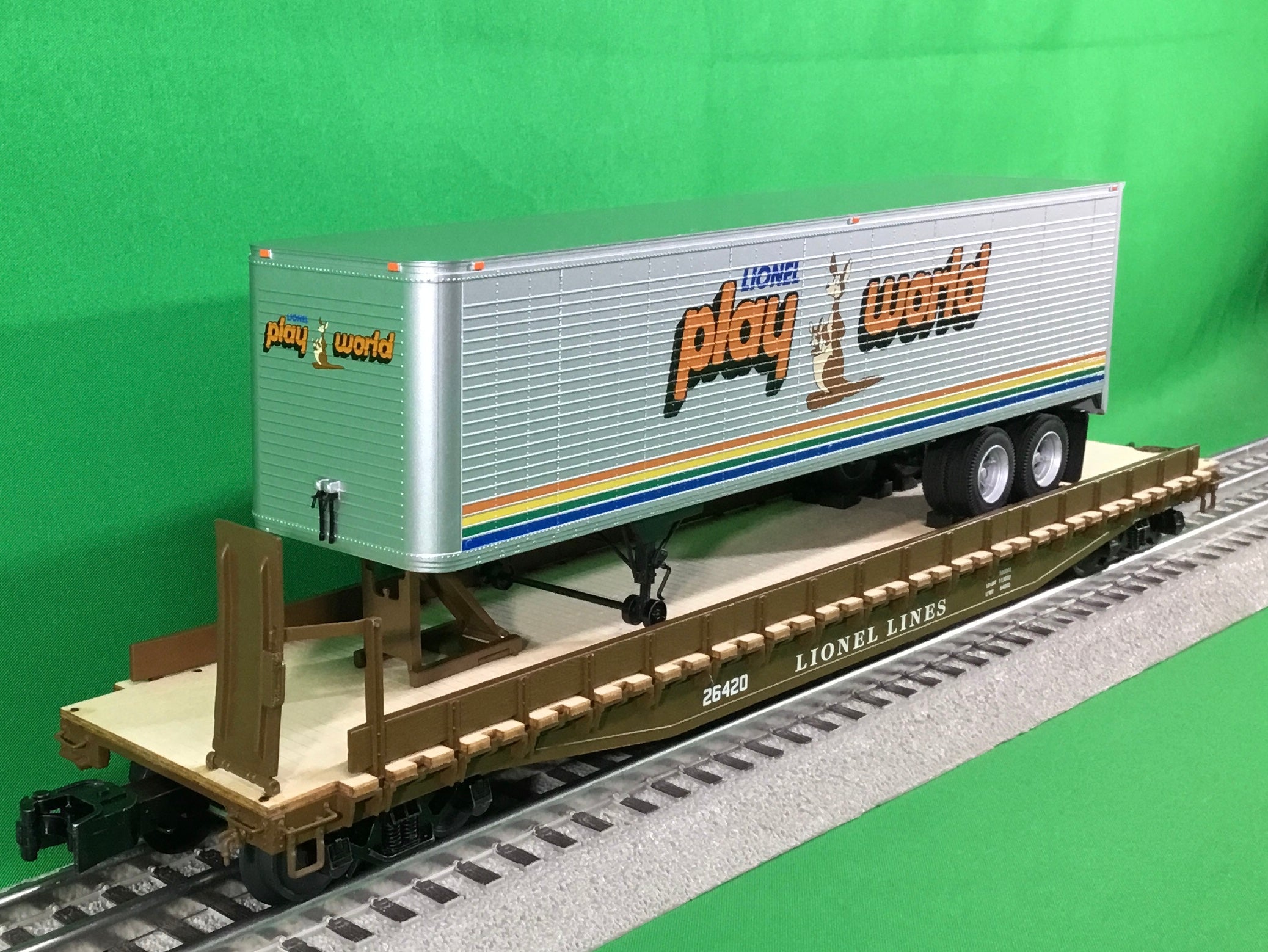 Lionel 2326420 - 50' Flatcar "Lionel Lines" w/ Lionel Play World Trailer