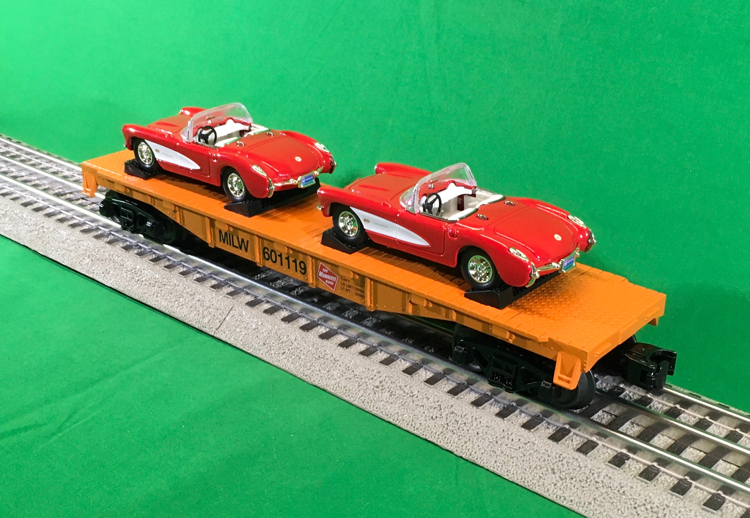 MTH 30-76875 - Flat Car "Milwaukee Road" w/ (2) ‘57 Chevy Corvettes (Red) #601119