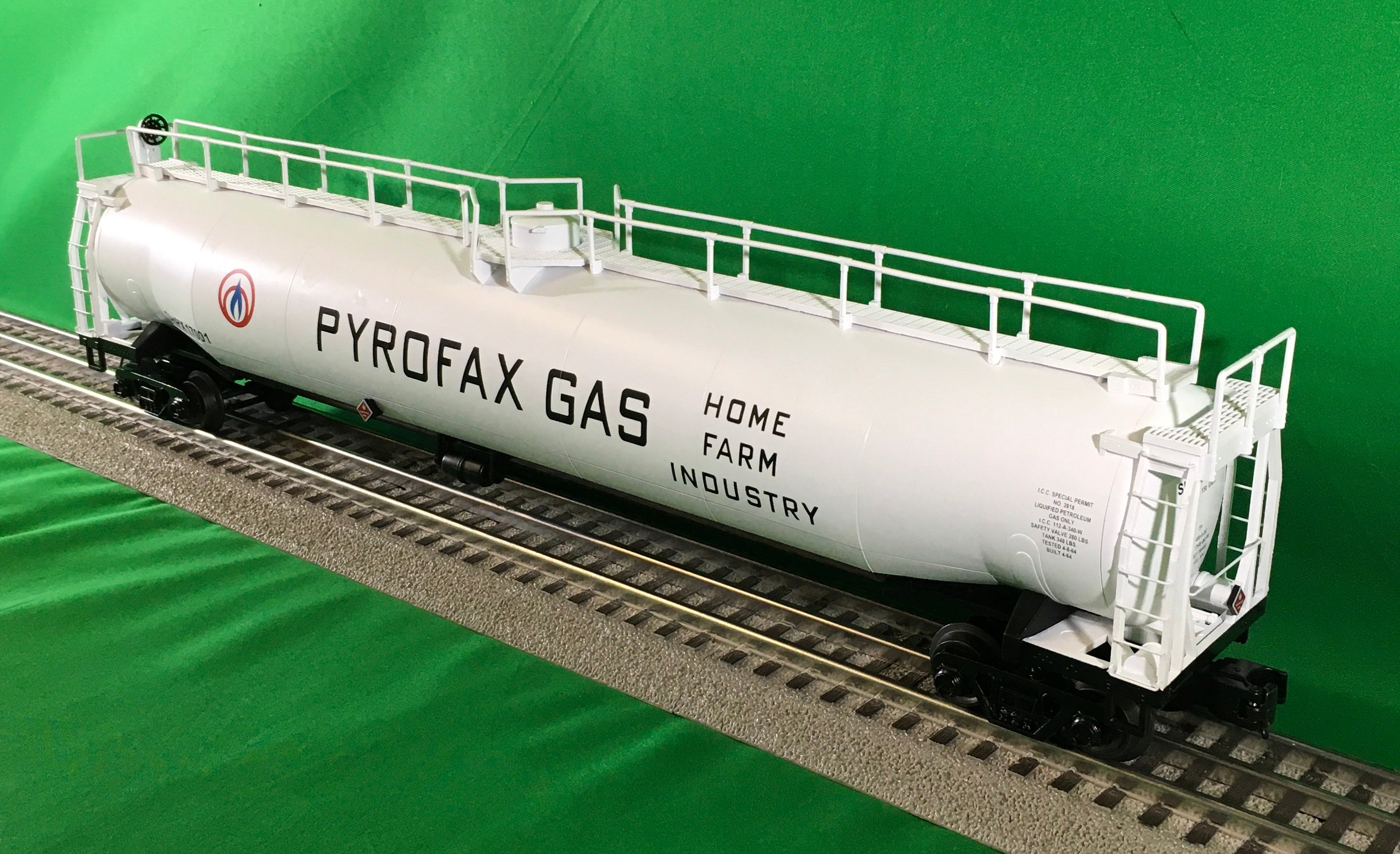 MTH 20-96815 - 33K Gallon Tank Car "Pyrofax Gas"