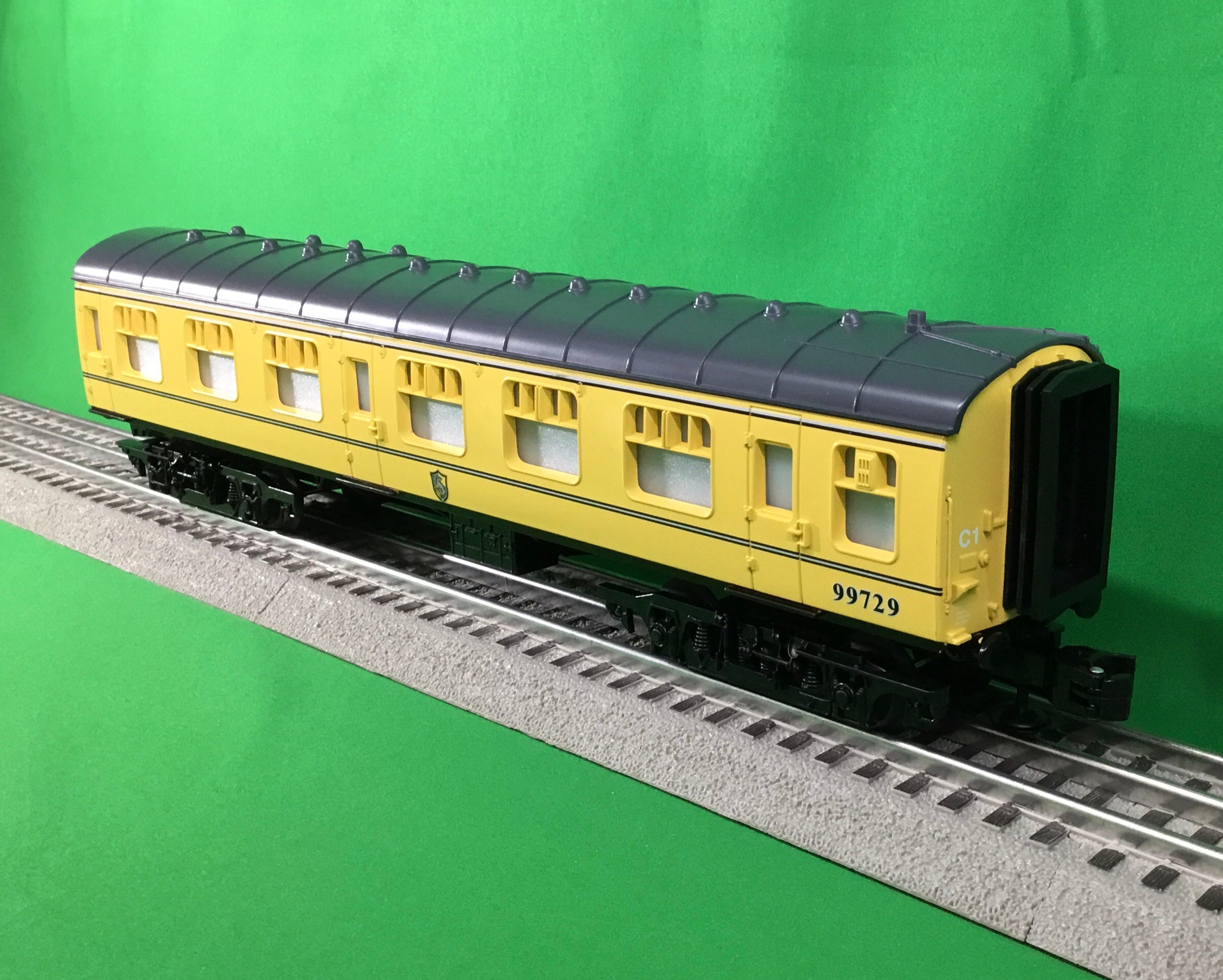 Lionel 2327240 - Harry Potter - Hufflepuff Coach Car