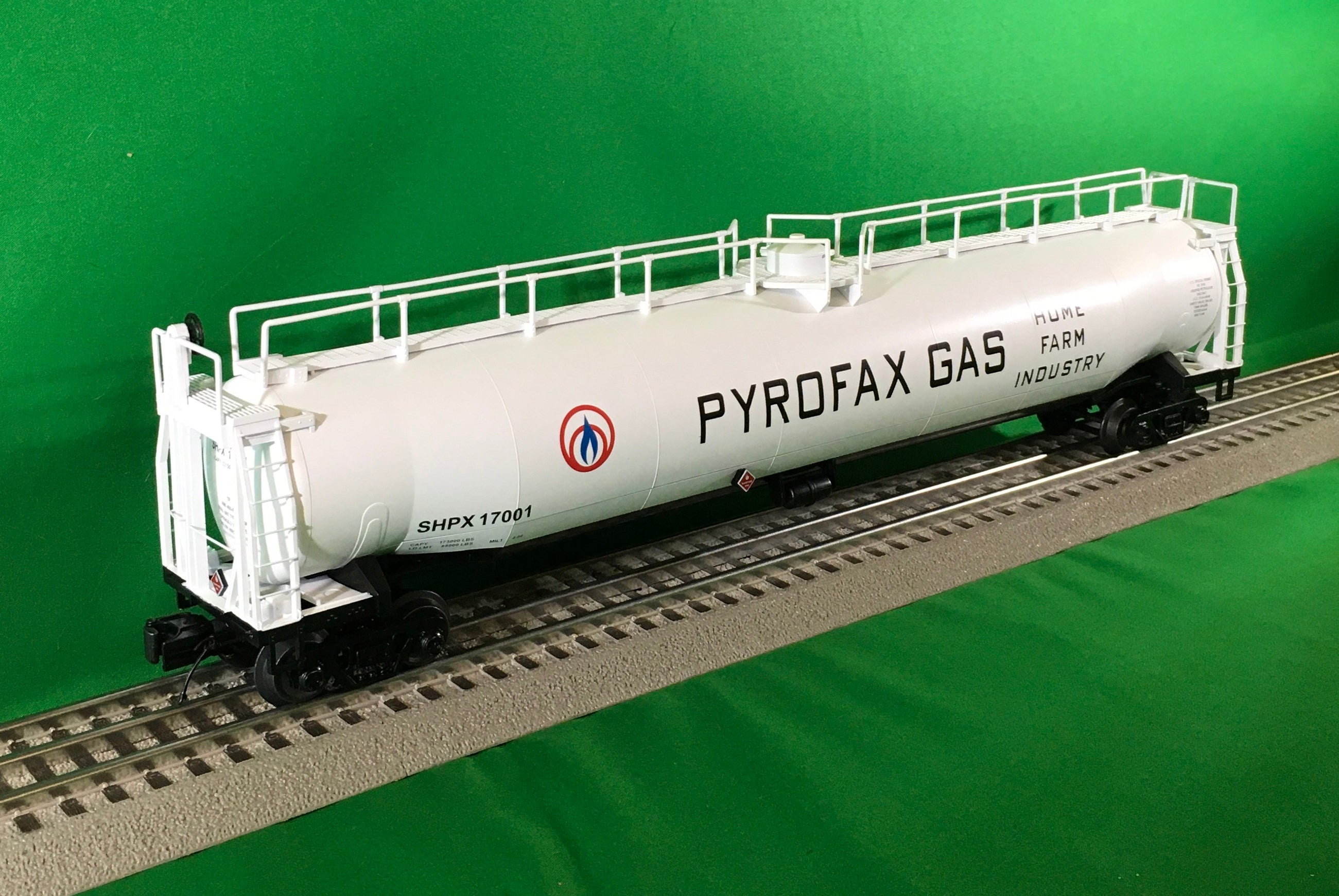 MTH 20-96815 - 33K Gallon Tank Car "Pyrofax Gas"