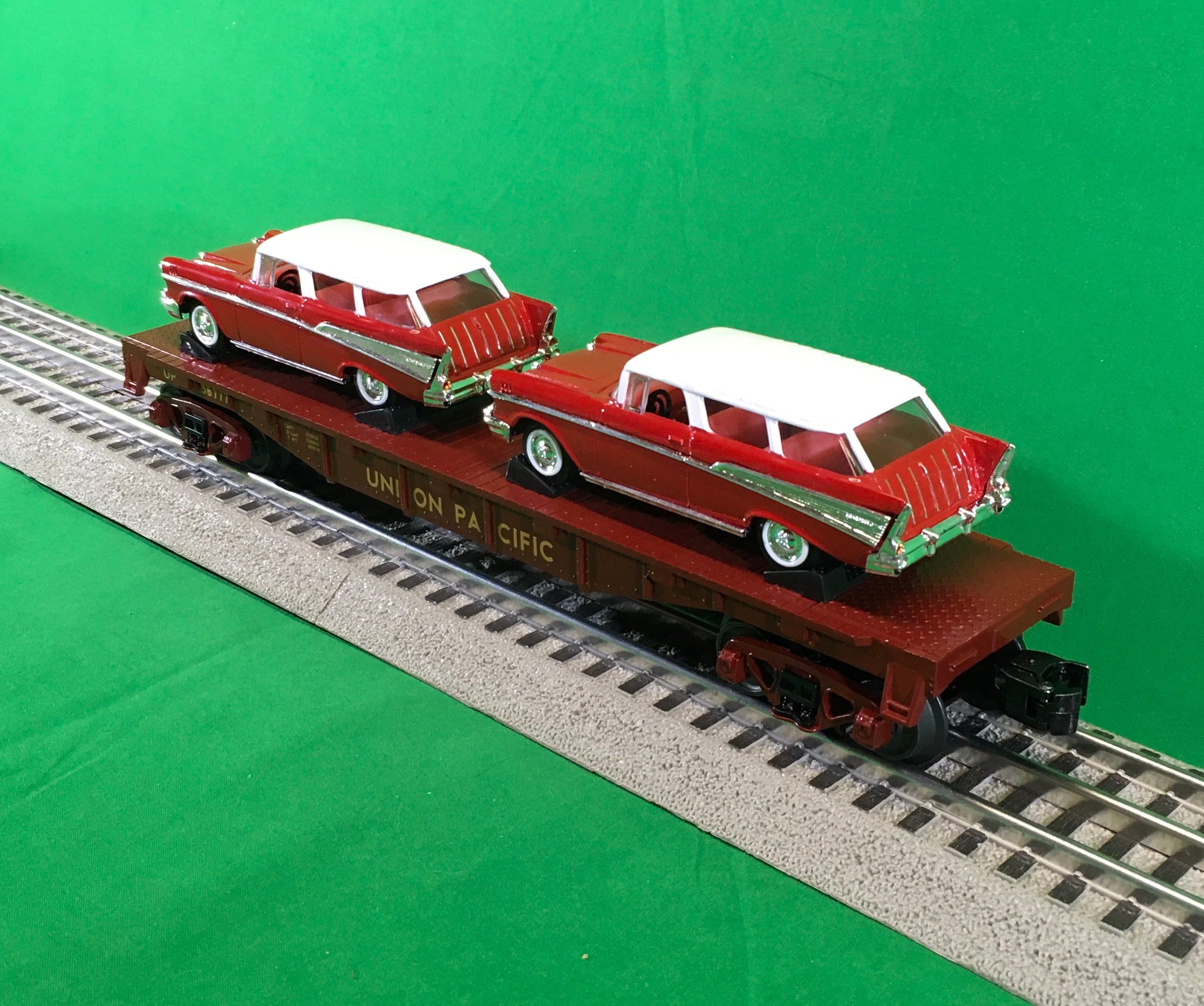 MTH 30-76874 - Flat Car "Union Pacific" w/ (2) ‘57 Chevy Nomads (Red) #58777