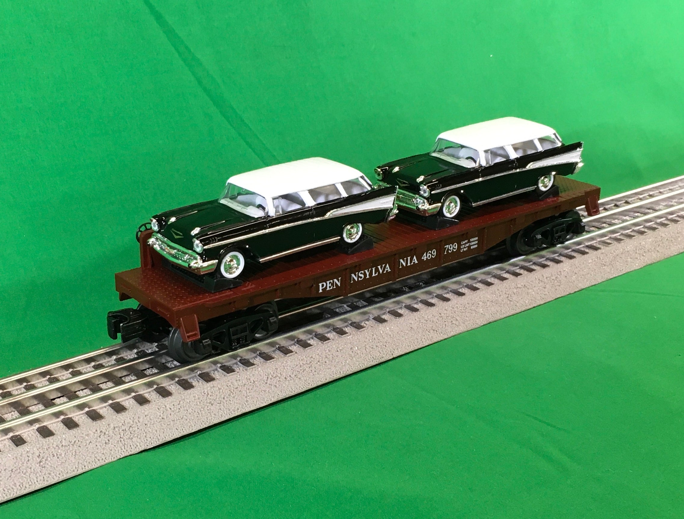 MTH 30-76873 - Flat Car "Pennsylvania" w/ (2) ‘57 Chevy Nomads (Black) #469799