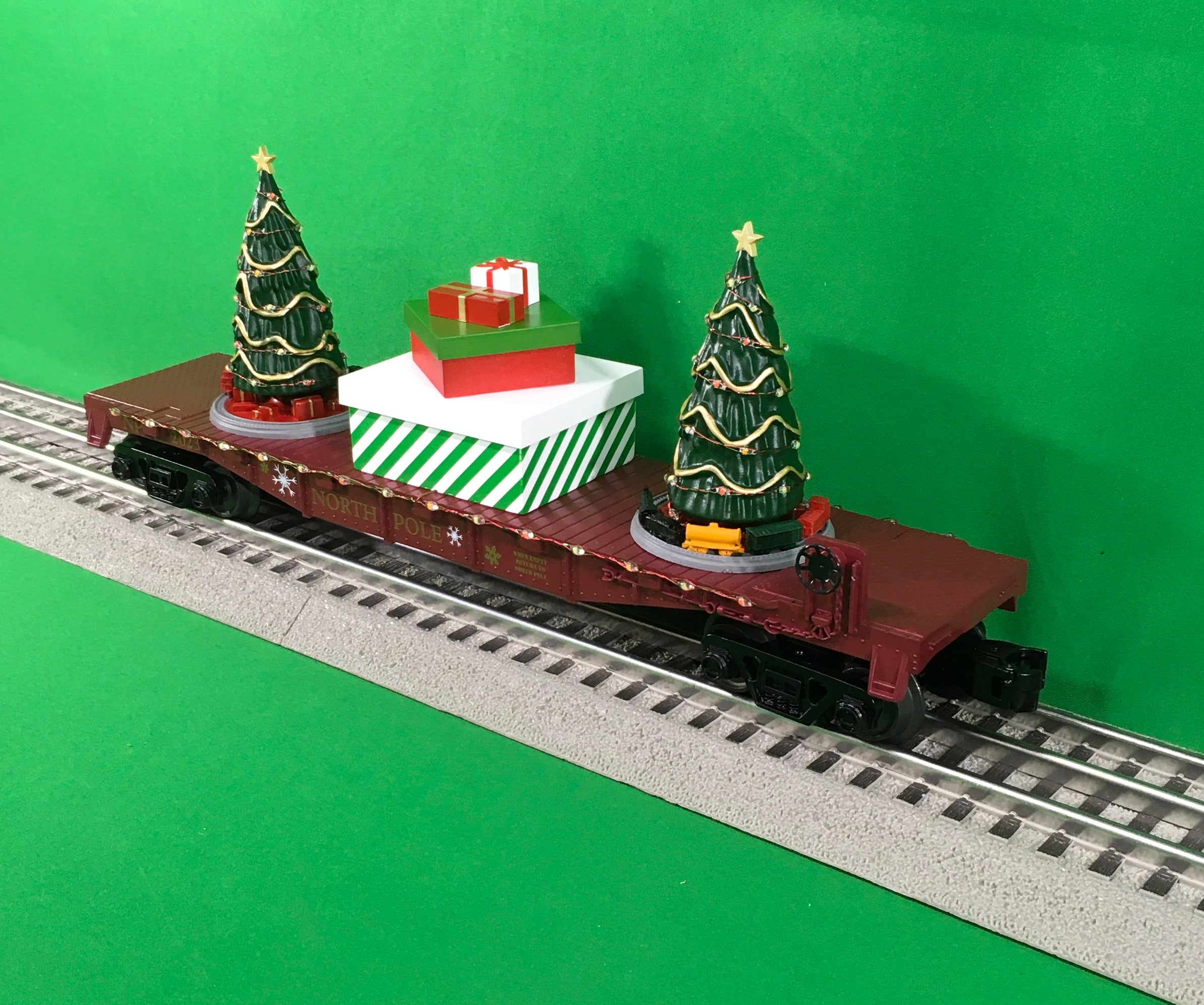 MTH 30-76867 - Flat Car "North Pole" #2023 w/ Lighted Christmas Trees (Maroon)