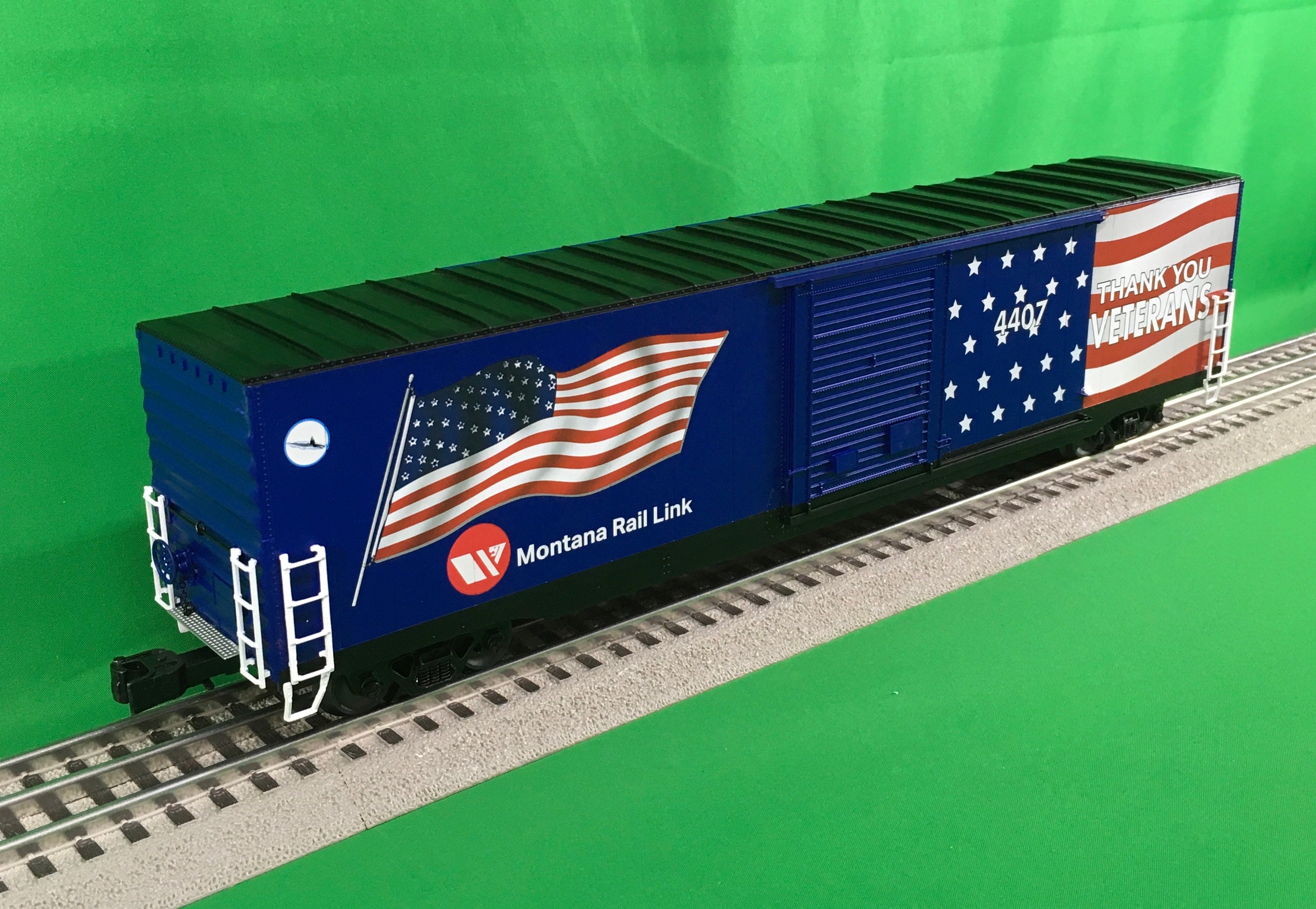 Lionel 2226860 - Illuminated Flag Boxcar "Montana Rail Link"