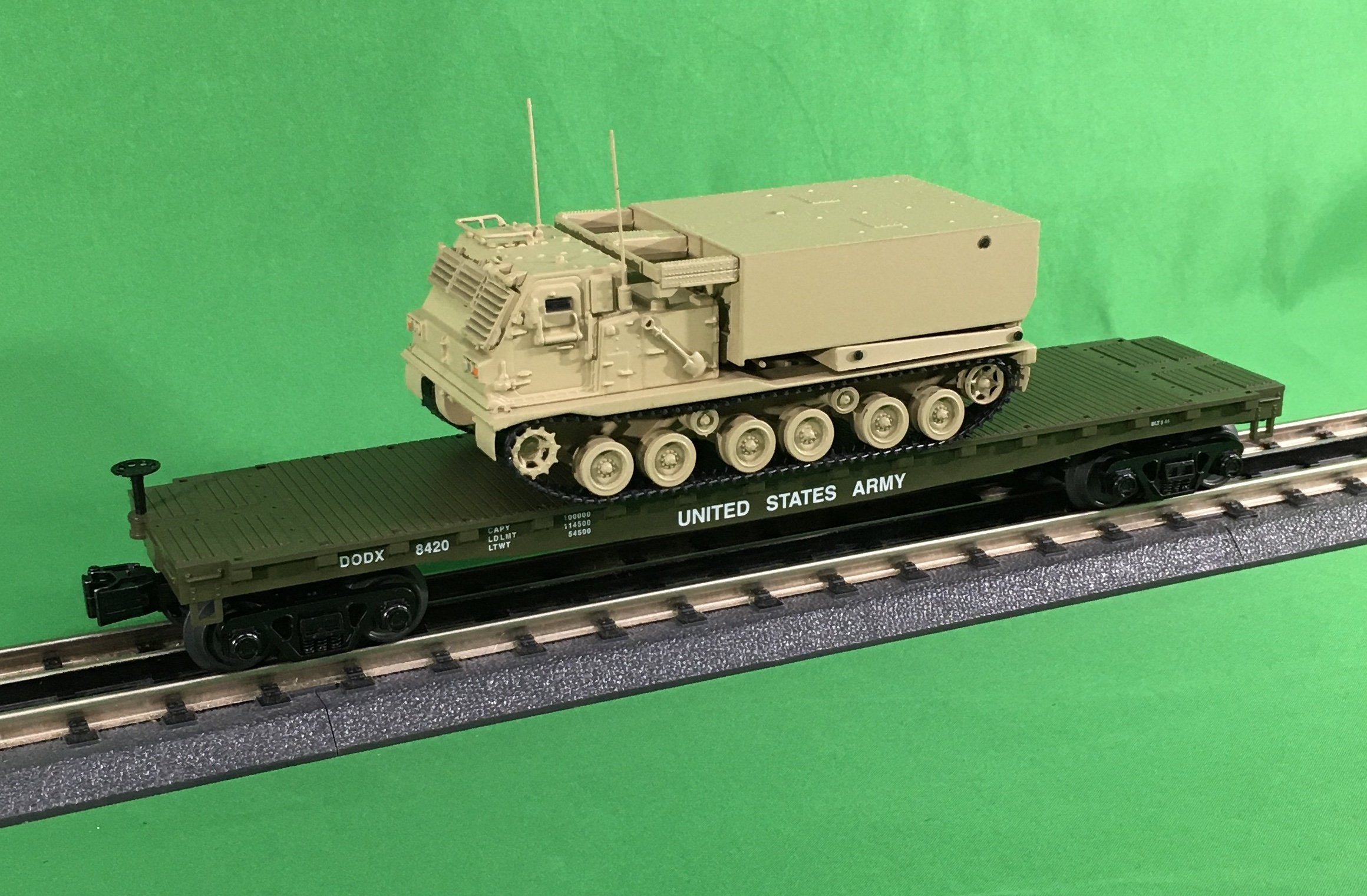 MTH 30-70120 - Flat Car "U.S. Army" w/ M270 Rocket Launcher Vehicle Set (4-Car) Desert