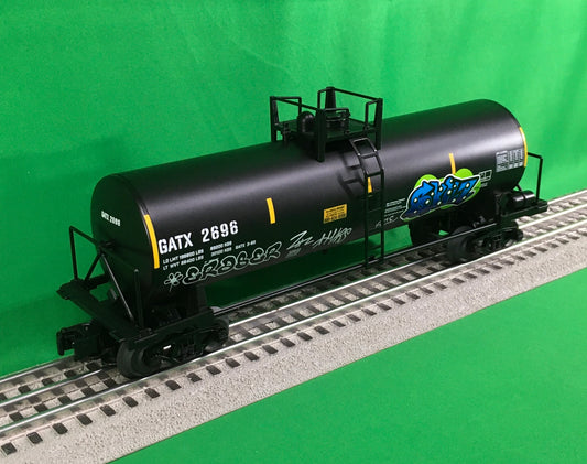 Lionel 2343042 - Unibody Tank Car "GATX" #2696 (Graffiti)