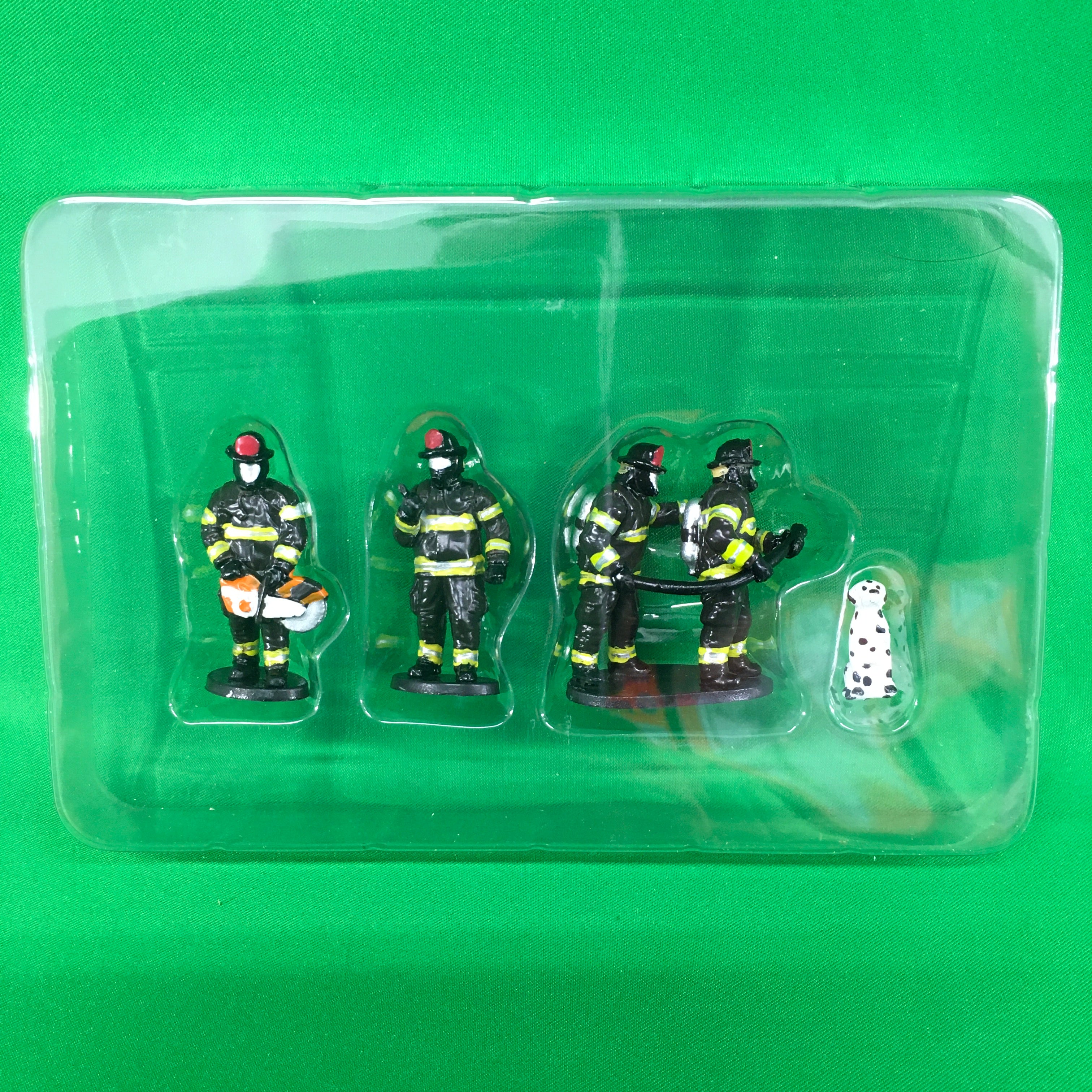 Lionel 2230180 - Firefighter Figures and Dog (4-Pack)