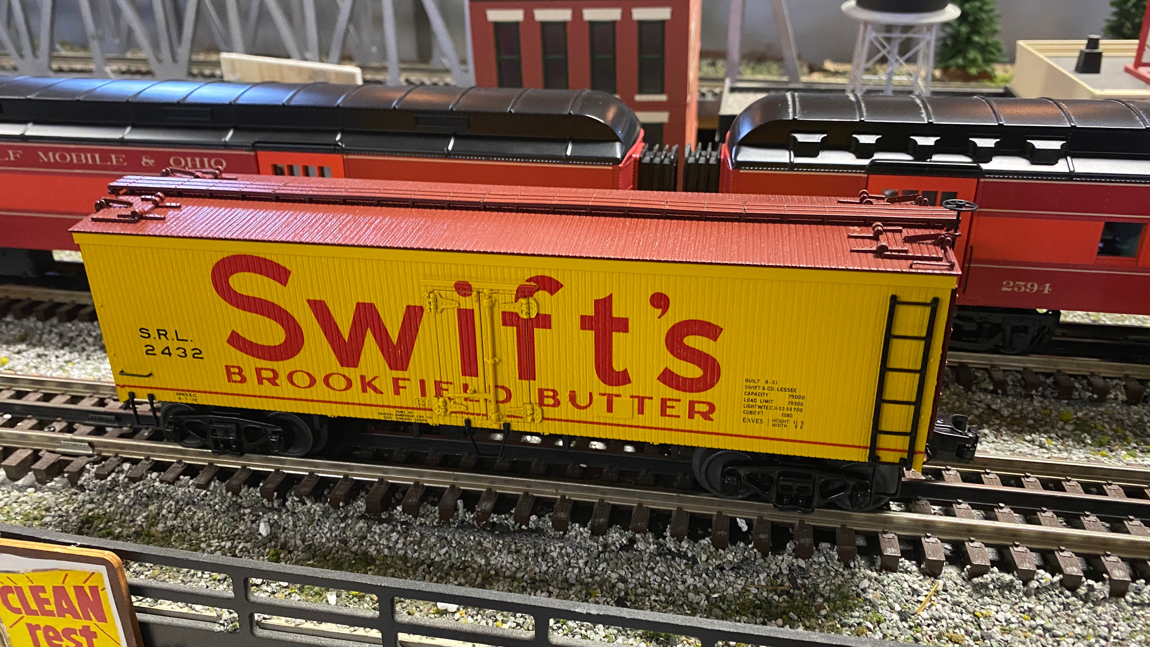 MTH 20-94495 - 36' Woodsided Reefer Car "Swift's" #2432 - Custom Run for MrMuffin'sTrains