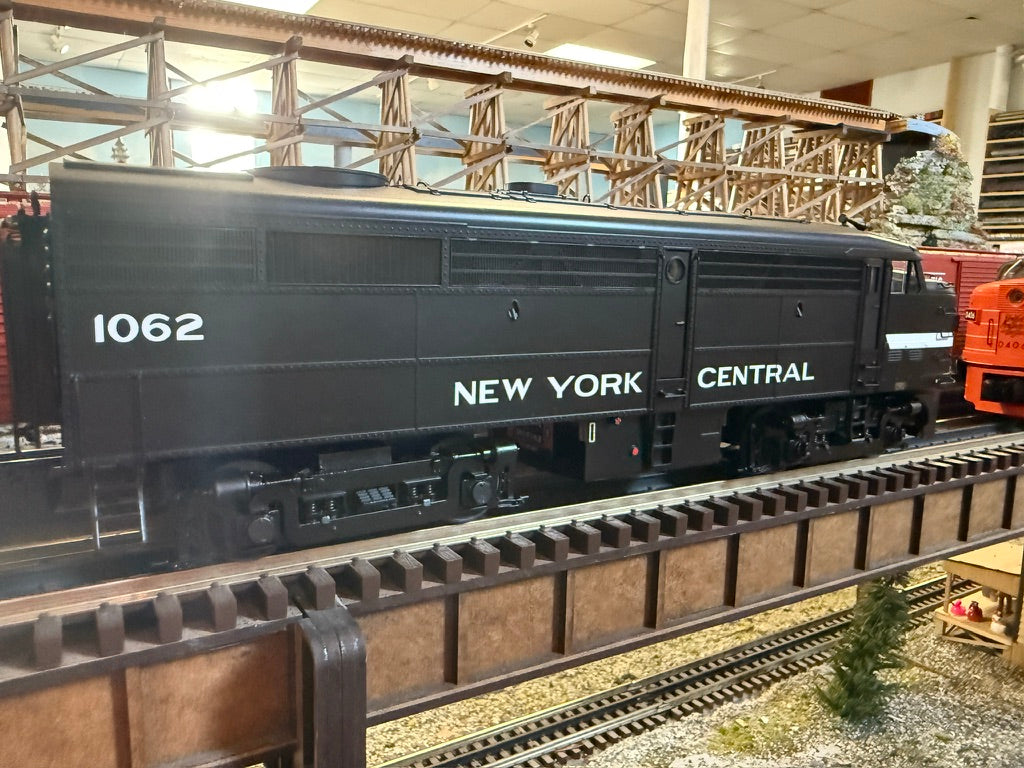 Lionel 2533971 - Legacy FA-2 AA Diesel Set "New York Central" #1062/1063 (Cigar Band) - Custom Run for MrMuffin'sTrains