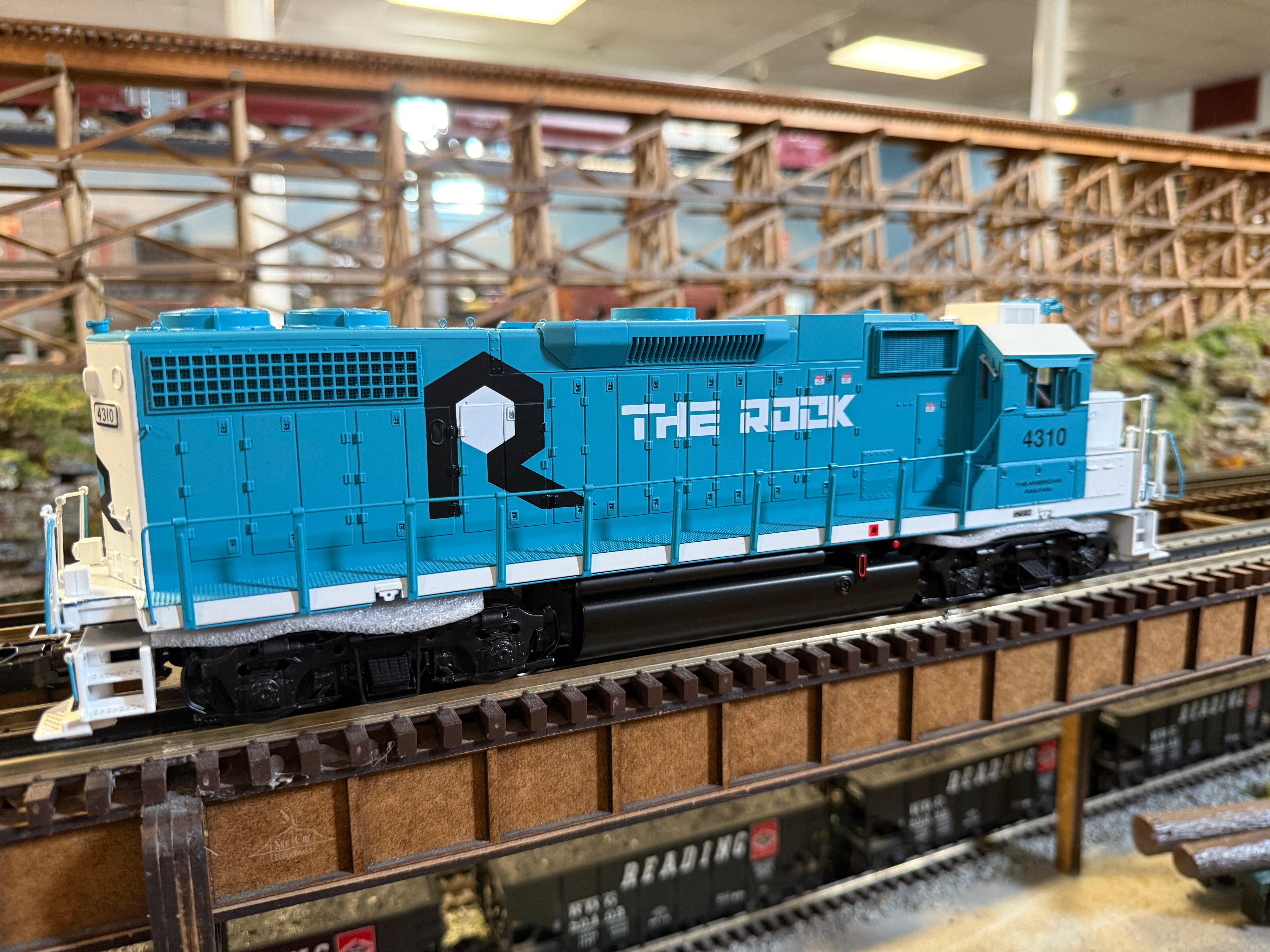 Atlas O 30138351 - Premier - GP38-2 Diesel Locomotive "Rock Island Rail" #4310 (The American Railfan)