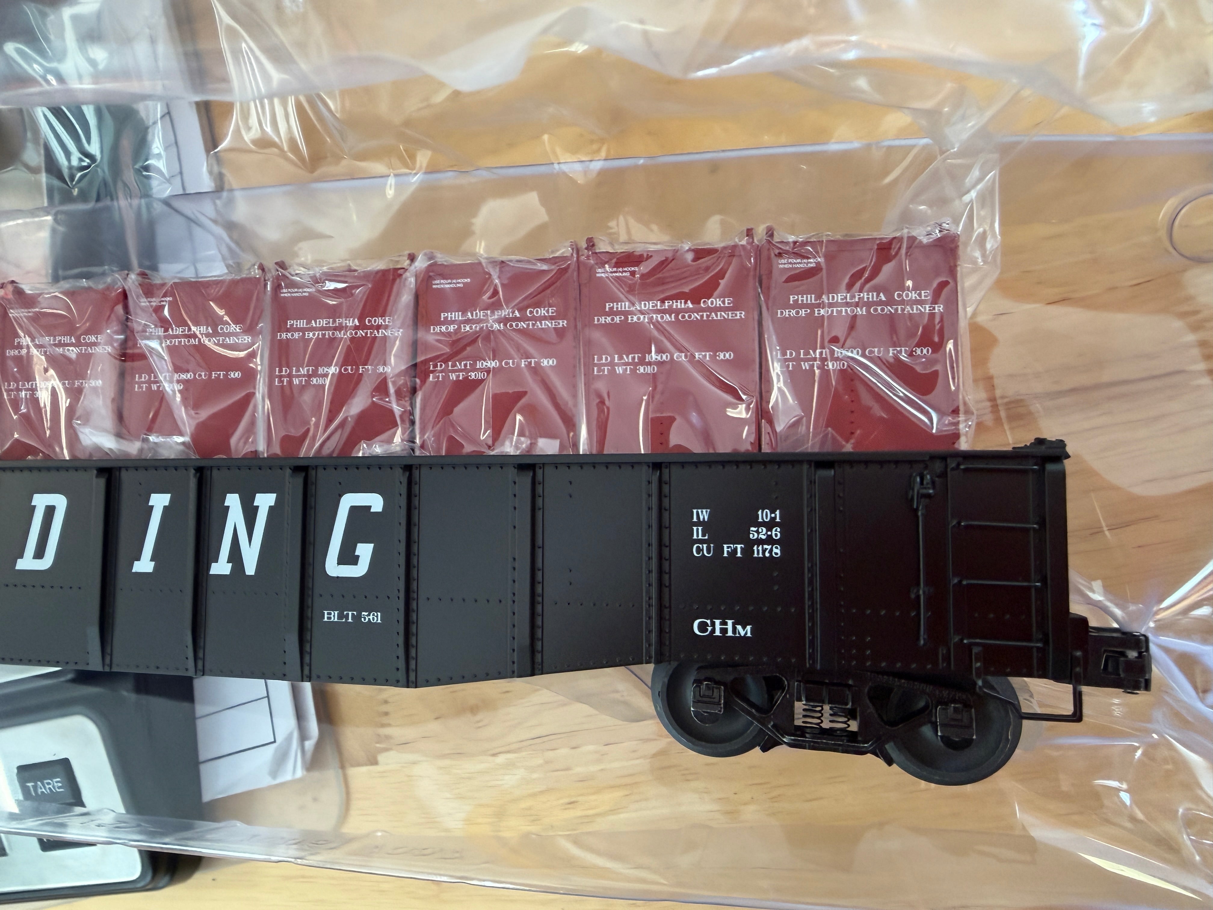 Lionel 2426300D - PS-5 Gondola "Reading" w/ Coke Containers #33079 - Damaged Box