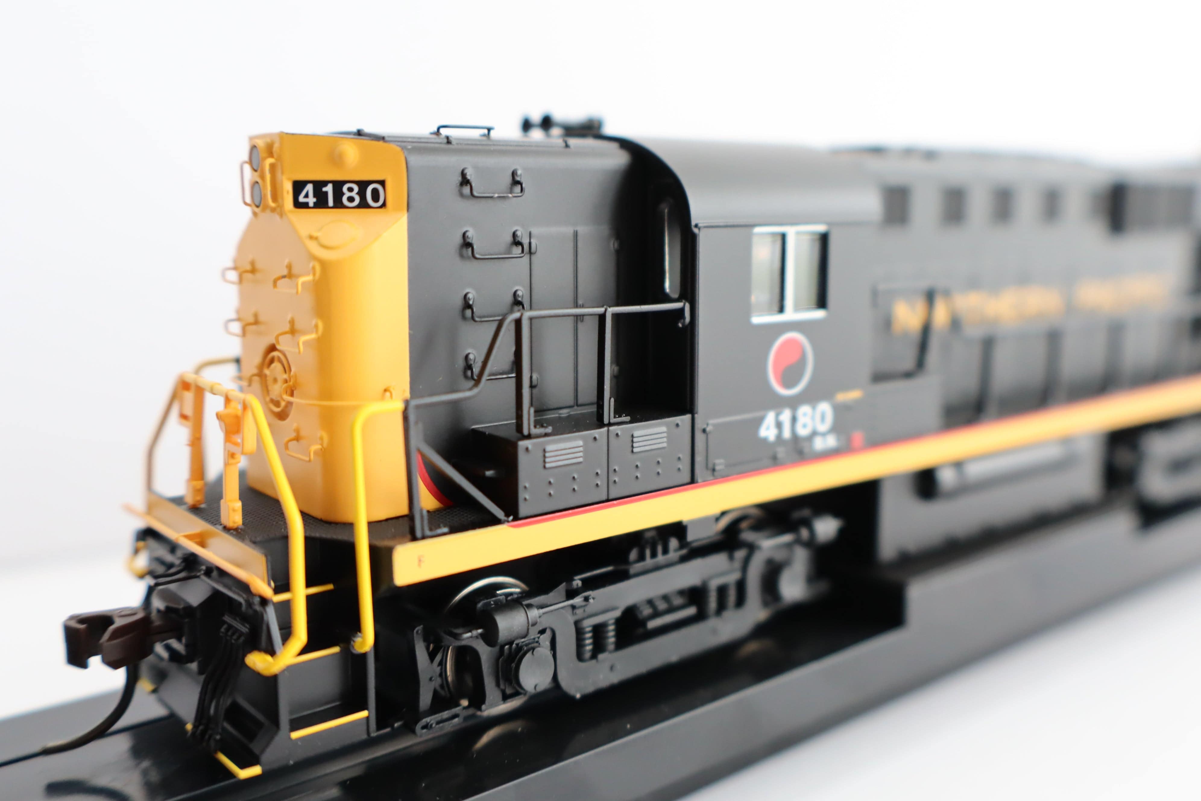 Atlas HO 10004534 - Gold Model - ALCo RS-11 Diesel Locomotive "Burlington Northern" #4180 (Northern Pacific patch)
