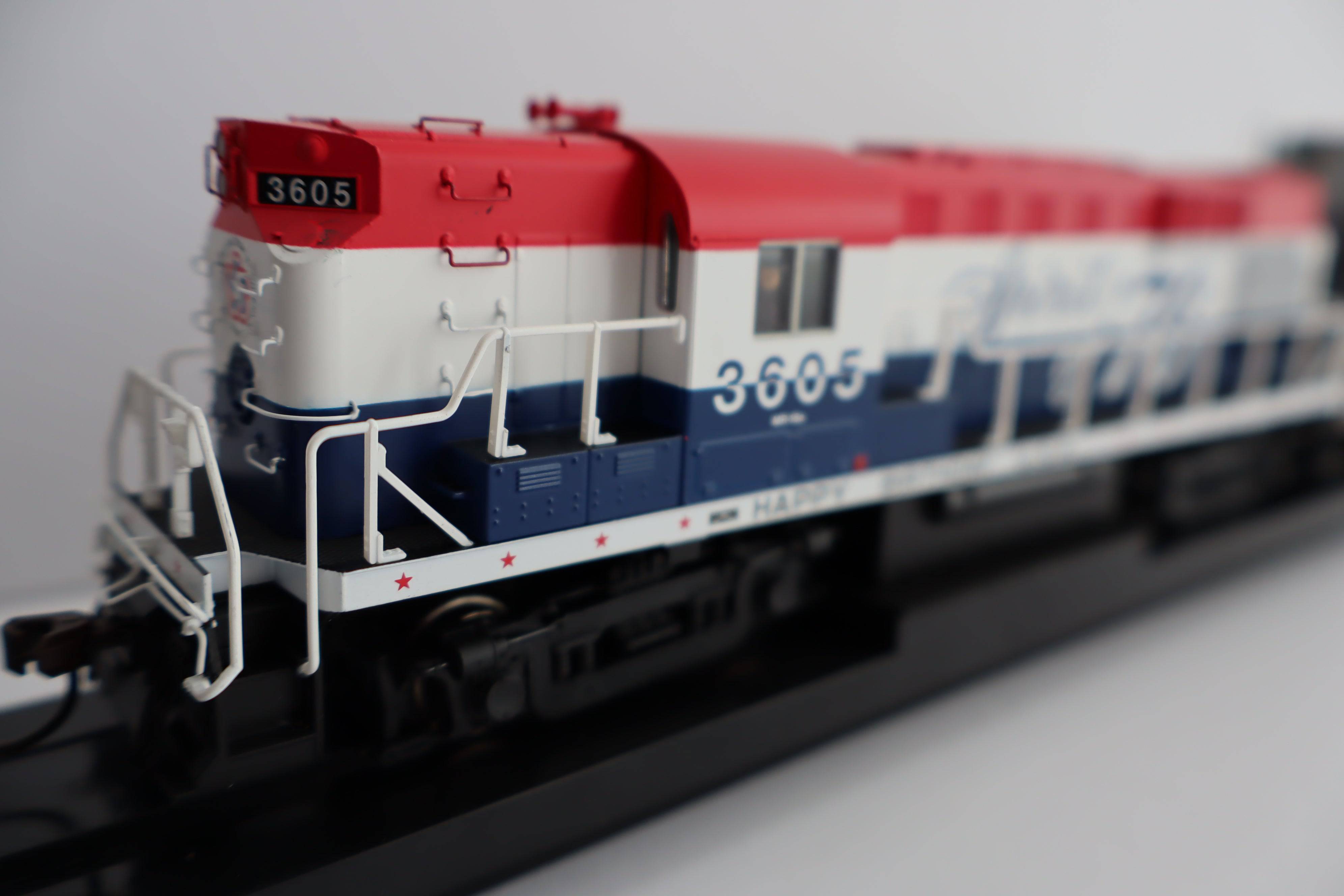 Atlas HO 10004538 - Gold Model - ALCo RS-11 Diesel Locomotive "Duluth, Winnipeg & Pacific" #3605 (Bicentennial)