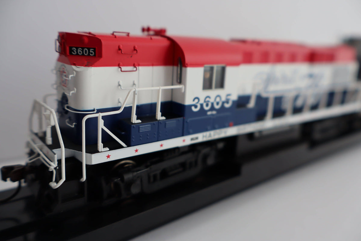 Atlas HO 10004538 - Gold - ALCo RS-11 Diesel Locomotive "Duluth, Winnipeg & Pacific" #3605 (Bicentennial)