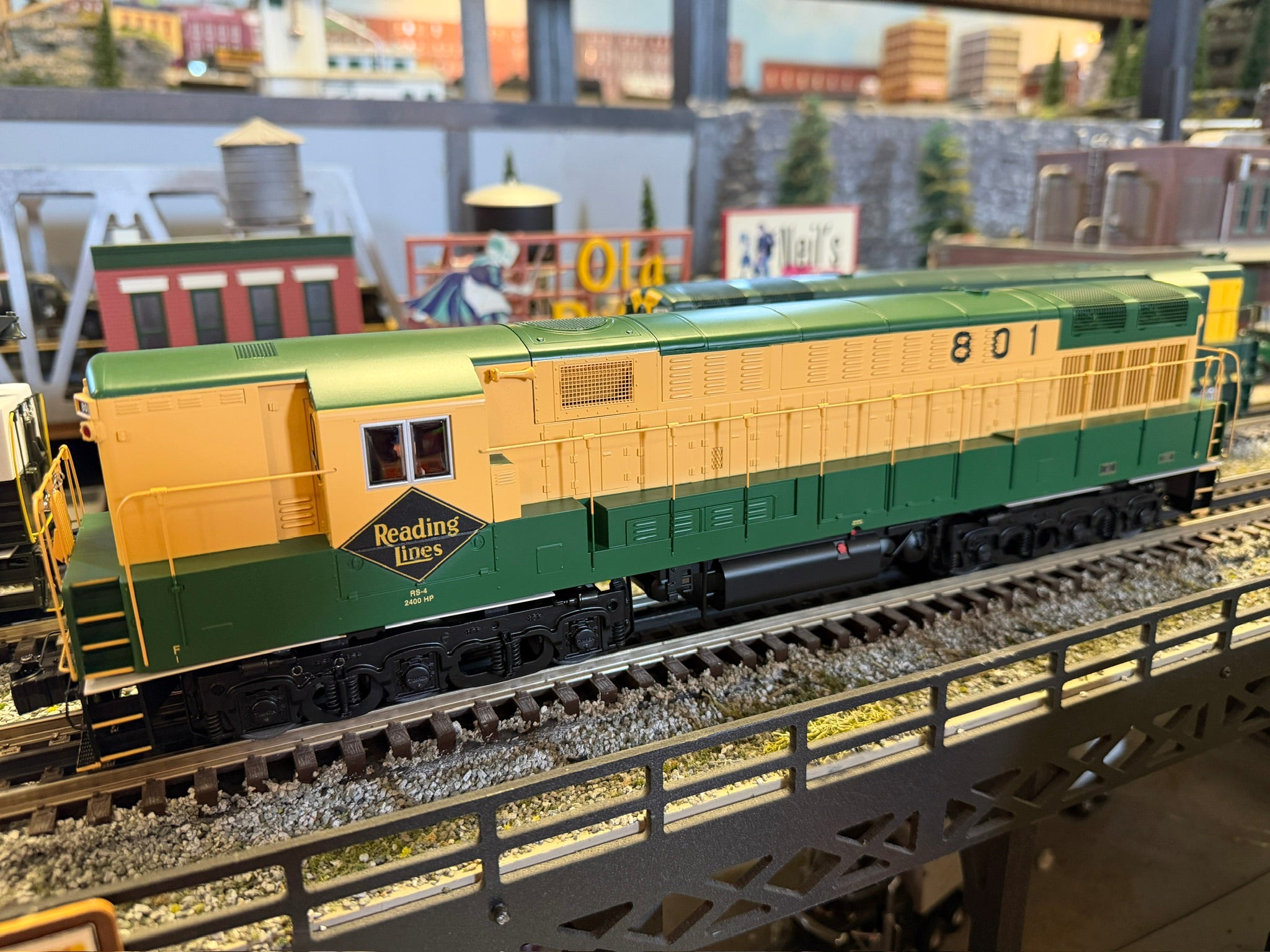 Lionel 2533711 - Legacy TrainMaster Diesel Locomotive "Reading" #801