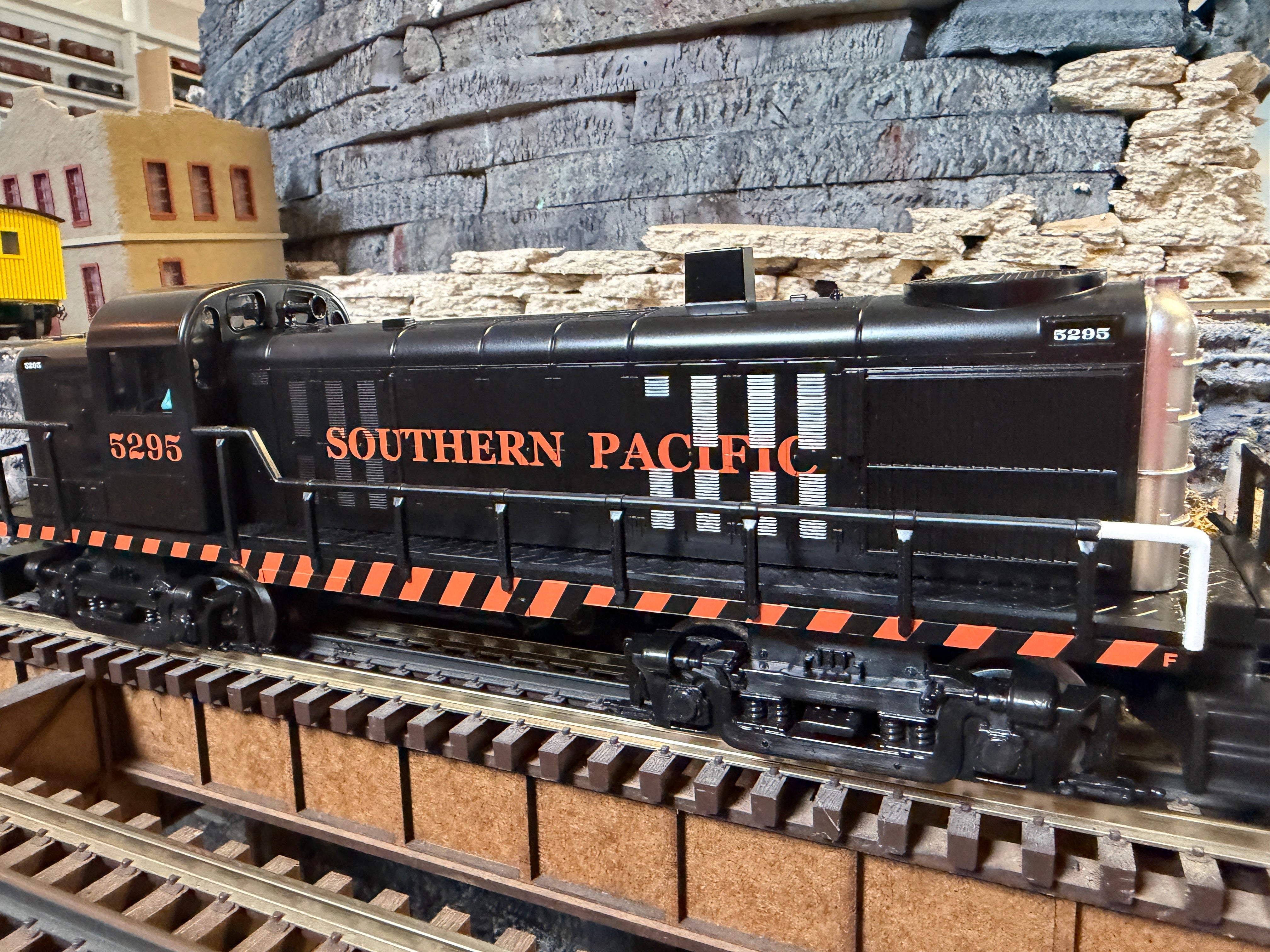 Lionel 2545070 - LionChief RS-3 Diesel Locomotive "Southern Pacific" #5295