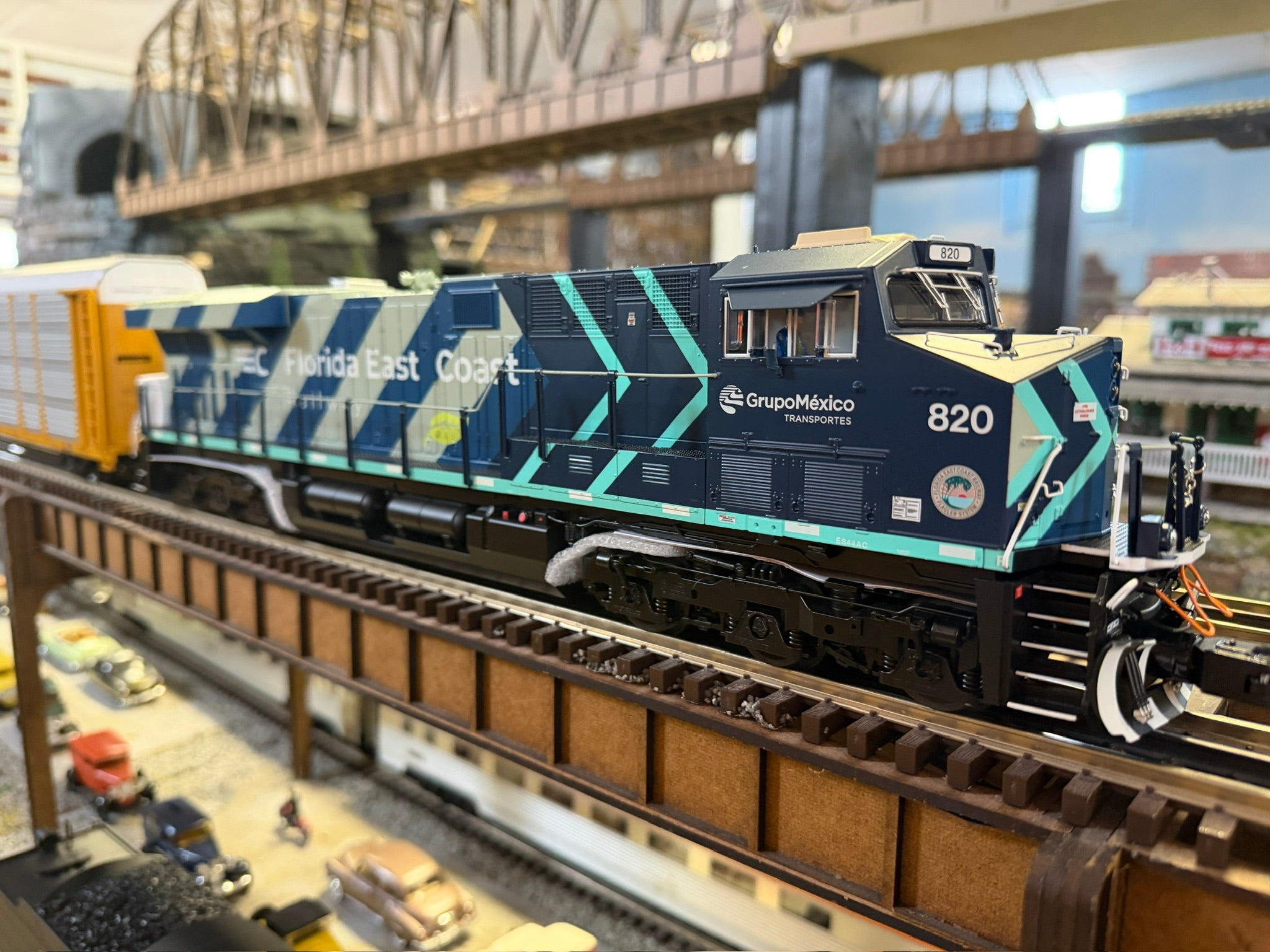 Lionel 2522070 - Legacy ES44 Autorack Set "Florida East Coast"